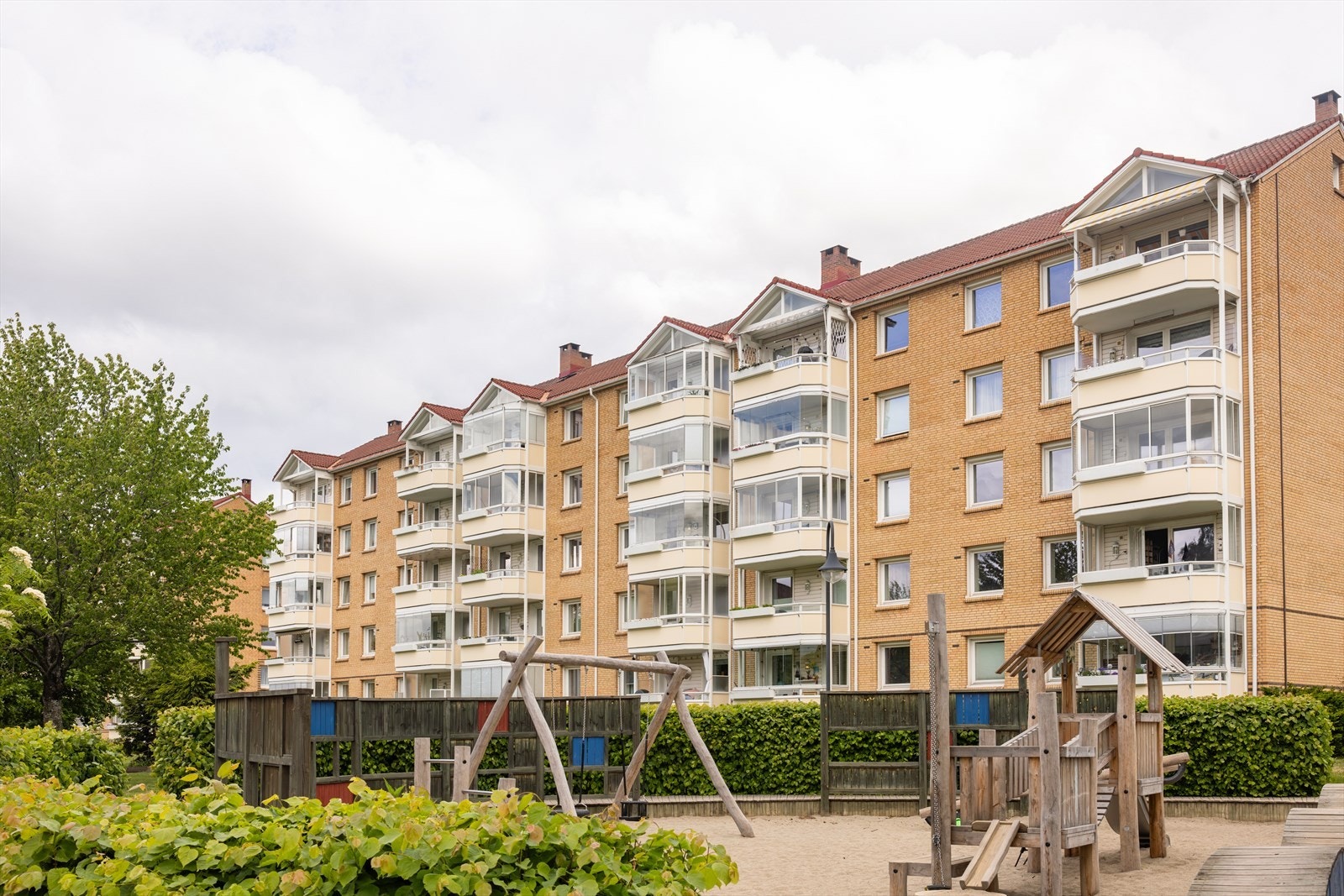 I et rolig og grønt boligområde med variert bebyggelse finner man barnehager, skole og døgnåpen nærbutikk i gangavstand. Borettslaget har store felles grøntarealer. Galleribilde