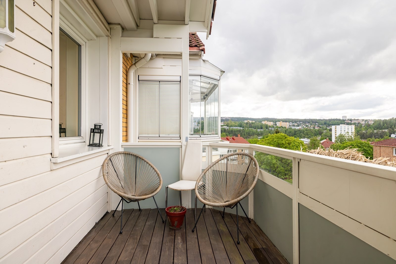 Gulvflaten består av betong som er dekket med impregnerte terrassebord. Her har du plass til noen gode stoler, alternativt en mindre loungegruppe. Galleribilde