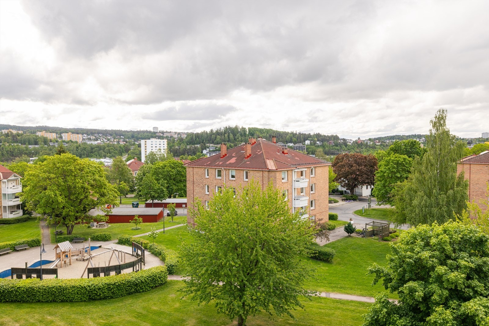 Den er delvis overbygget og har nydelig utsikt over de grønne fellesarealene og over nærområdet. Galleribilde