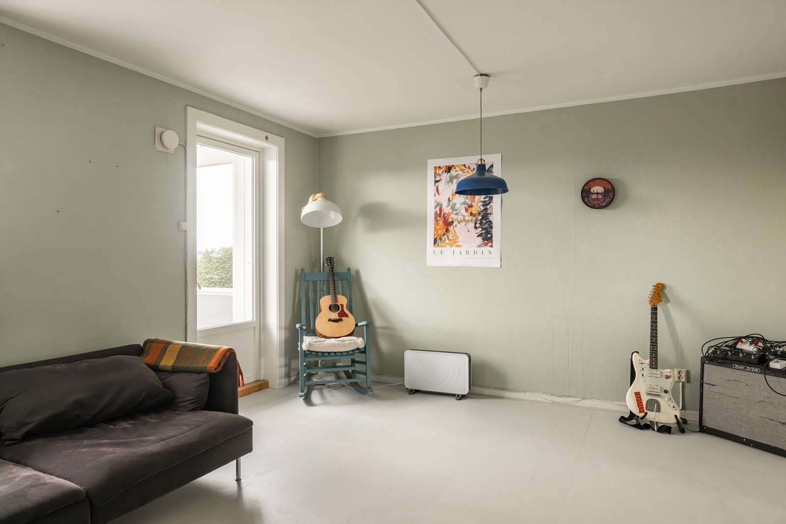 Stuen har både peis og panelovn, noe som gir fleksible oppvarmingsmuligheter. Det er god plass til både sofagruppe og mediemøbler. Galleribilde