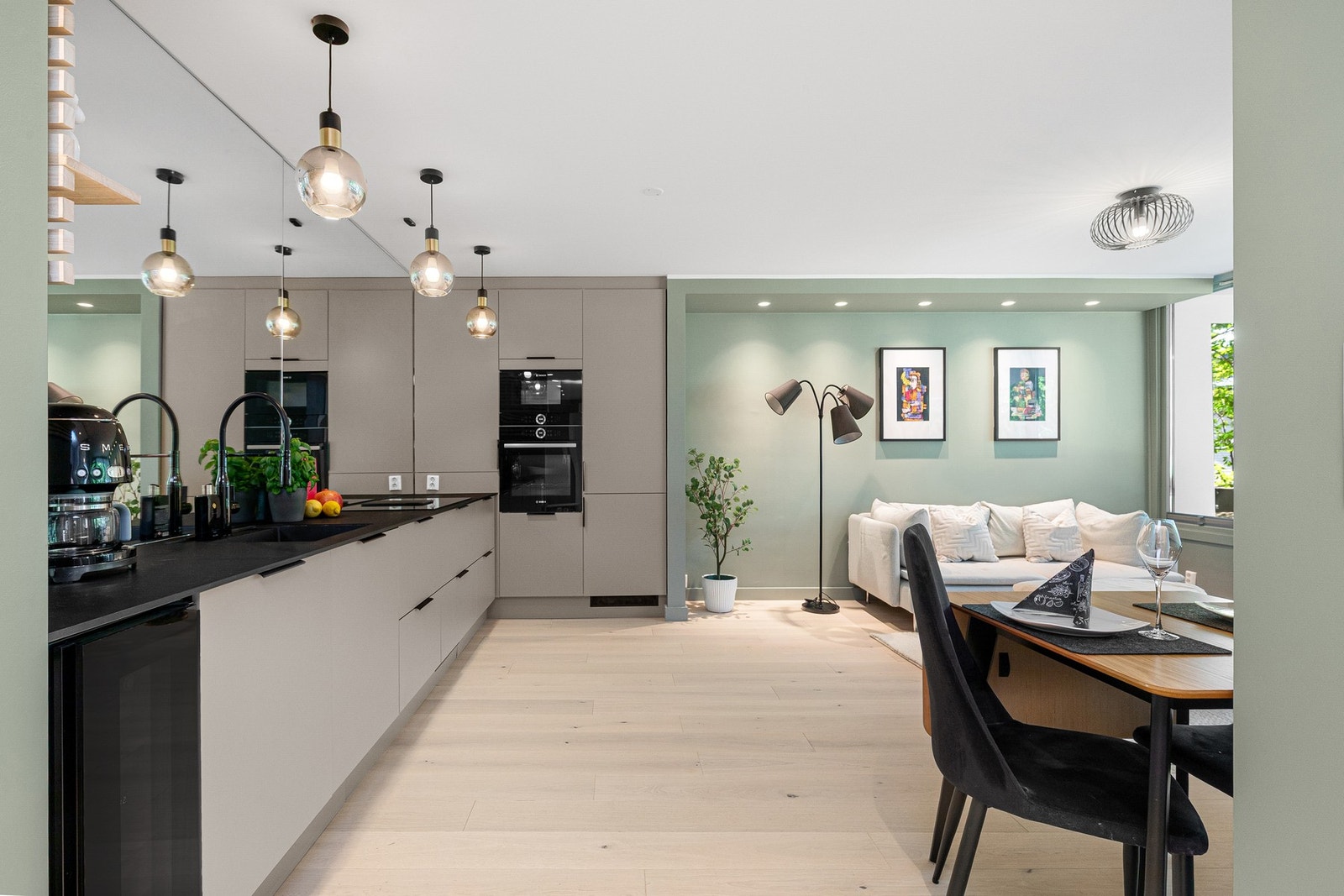 Påkostet (2022) og lekker 3-roms med romslig balkong 12 m², garasjeplass og etterspurt beliggenhet. Galleribilde