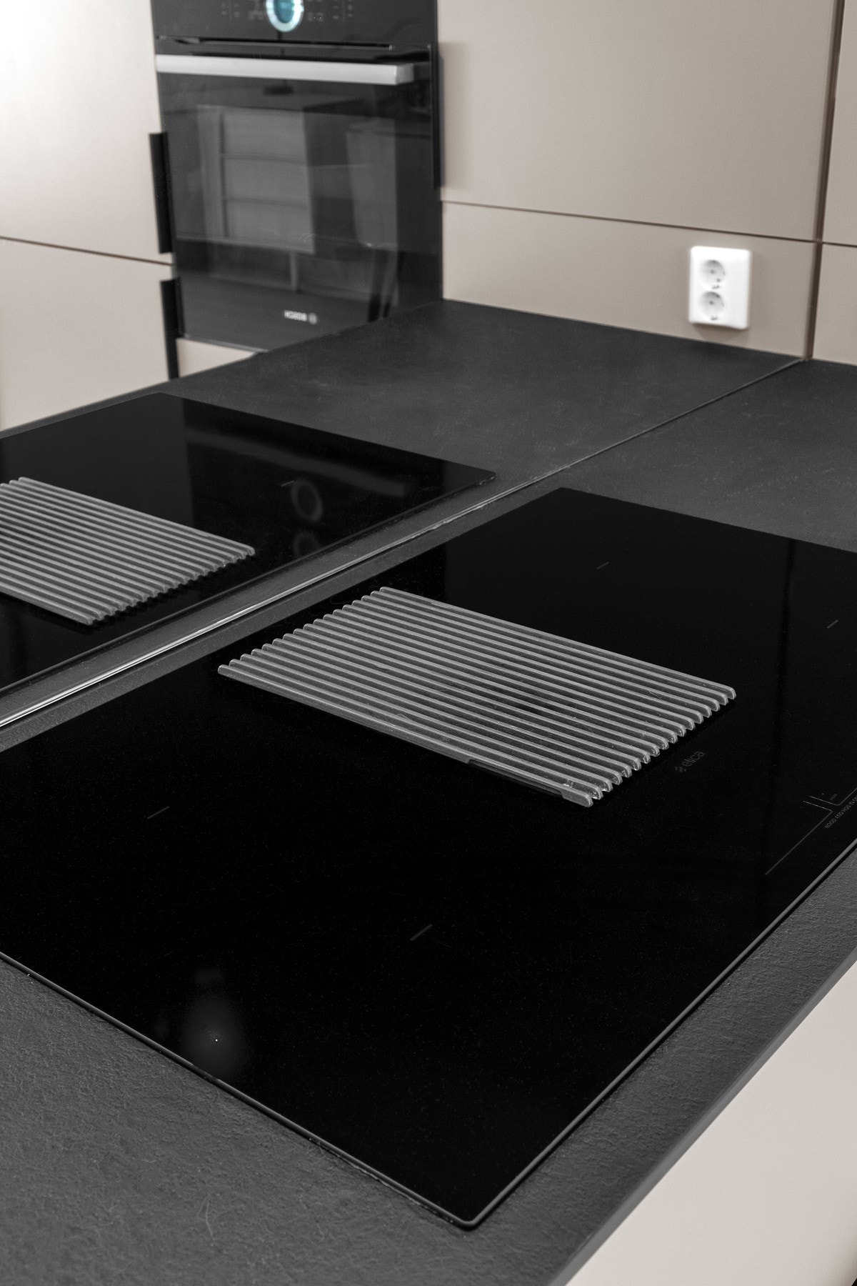 Kvalitetshvitevarer med blant annet induksjonstopp med integrert vifte. Galleribilde