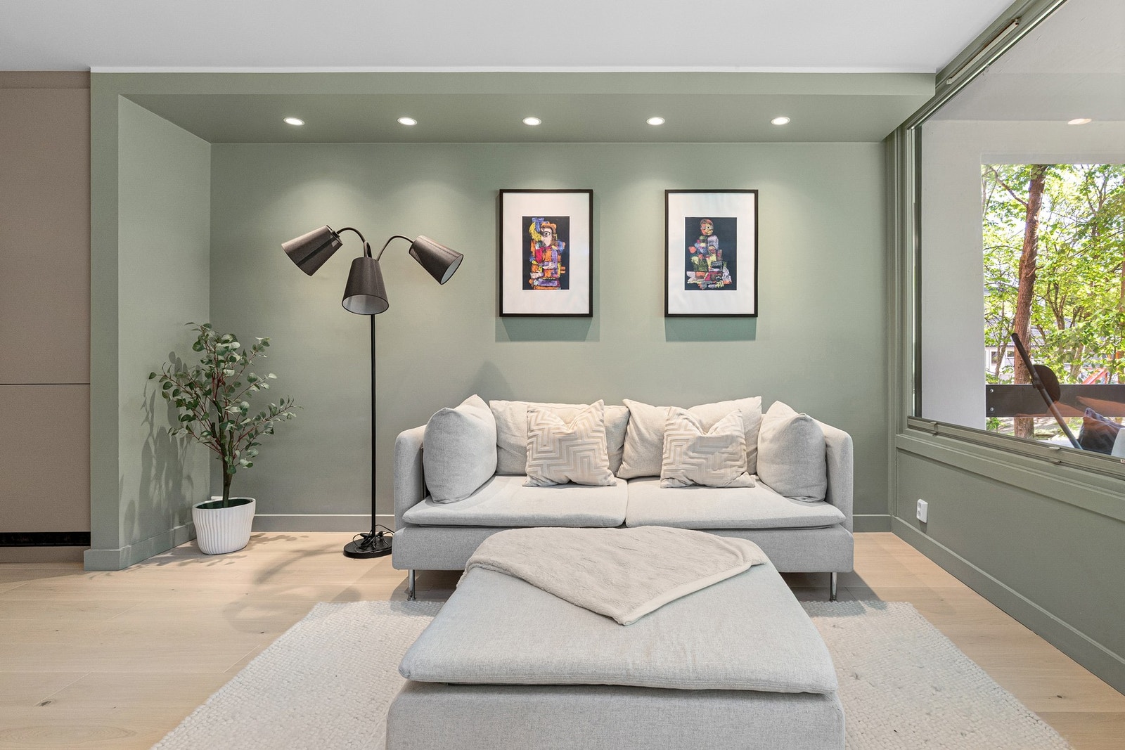 Tiltalende stue med god plass til både sofagruppe, spisegruppe og TV- løsning. Galleribilde