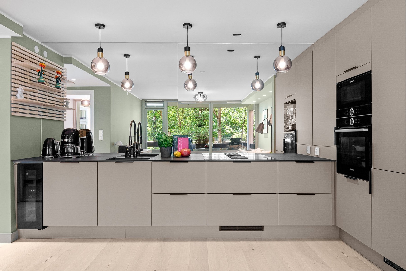 Nytt (2022) og moderne HTH kjøkken kjøkkeninnredning med integrerte hvitevarer. Galleribilde