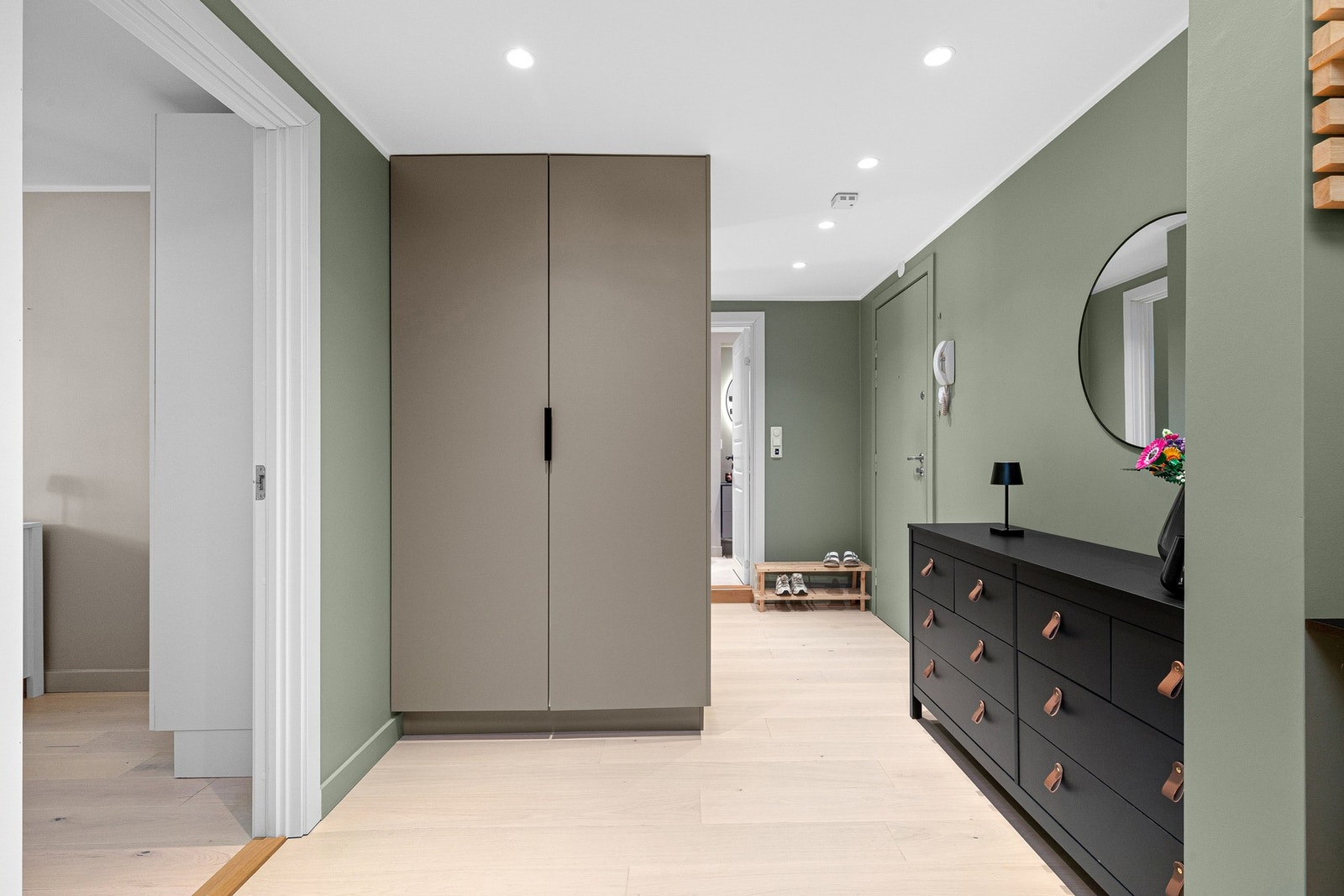 Entréen er tiltalende, med plass til oppbevaring av sko og yttertøy i HTH garderobeskap fra 2022. Galleribilde