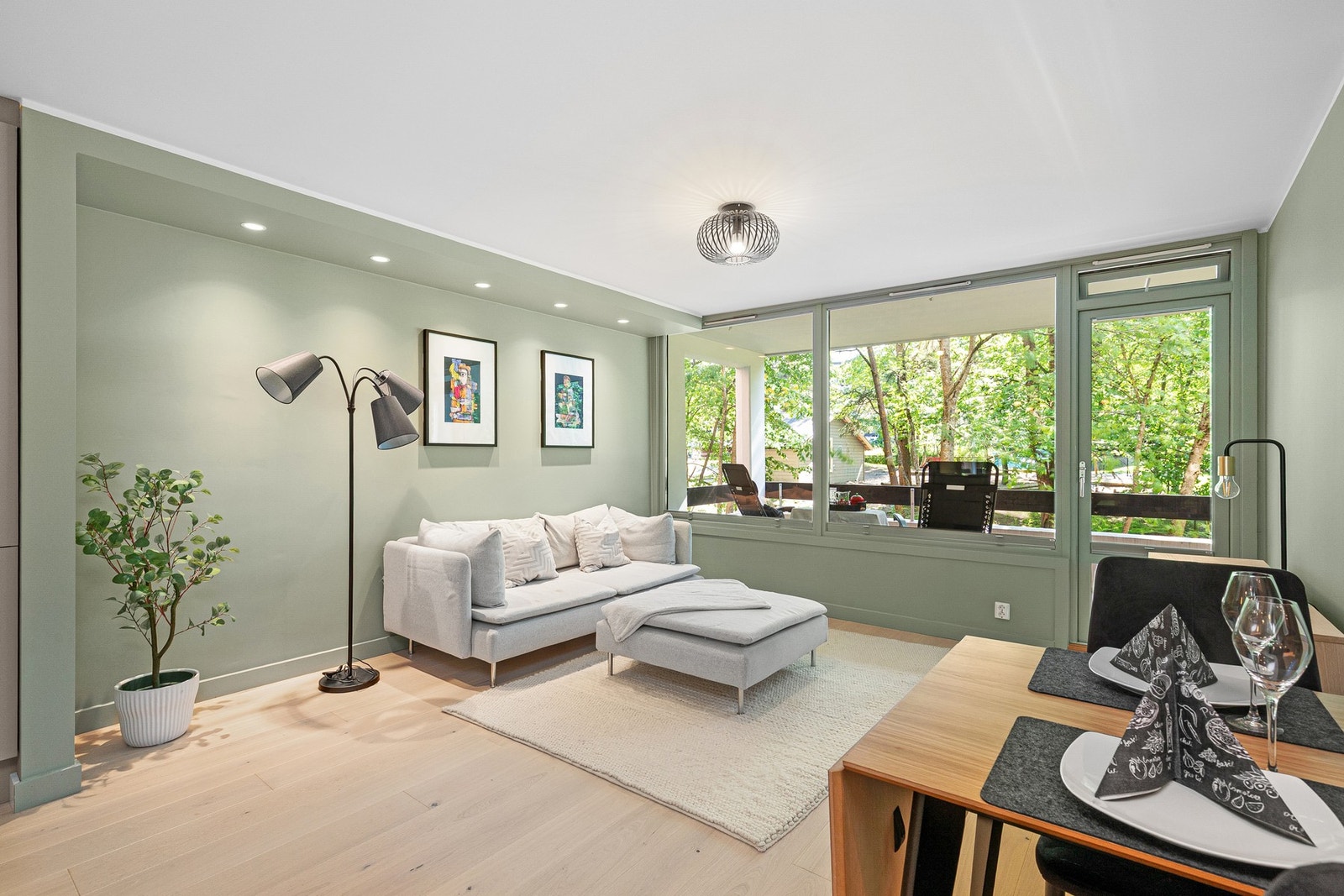 Stuen fremstår lys, luftig og tidsmessig utført. Galleribilde