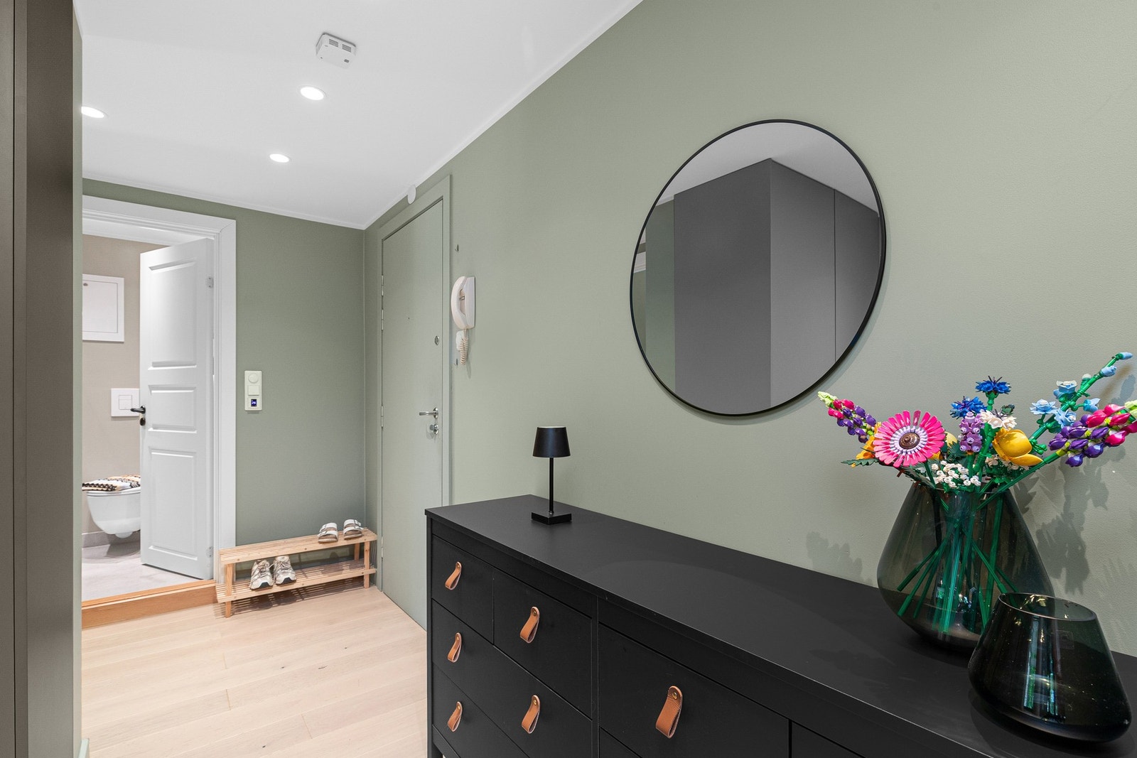 Leiligheten er malt i tidsriktige og delikate fargetoner, hvilket gjør det enkelt å innrede til enhver smak. Galleribilde