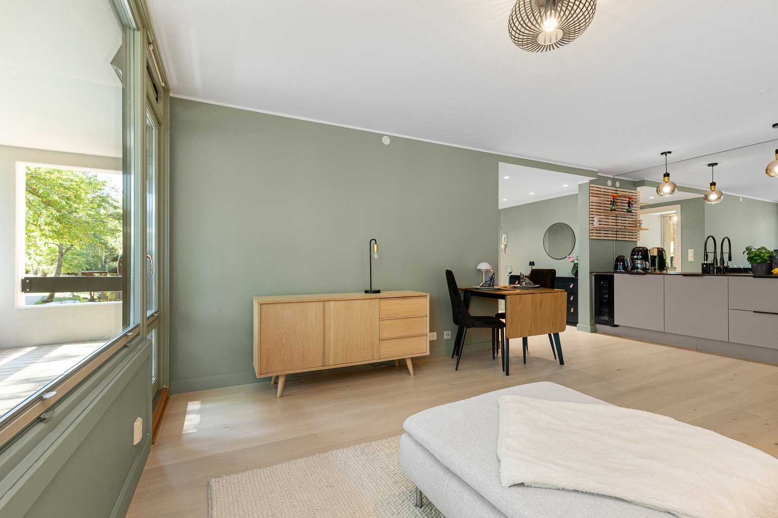 God plass til spisebordgruppe som danner et naturlig skille mellom kjøkken og stuedel. Galleribilde