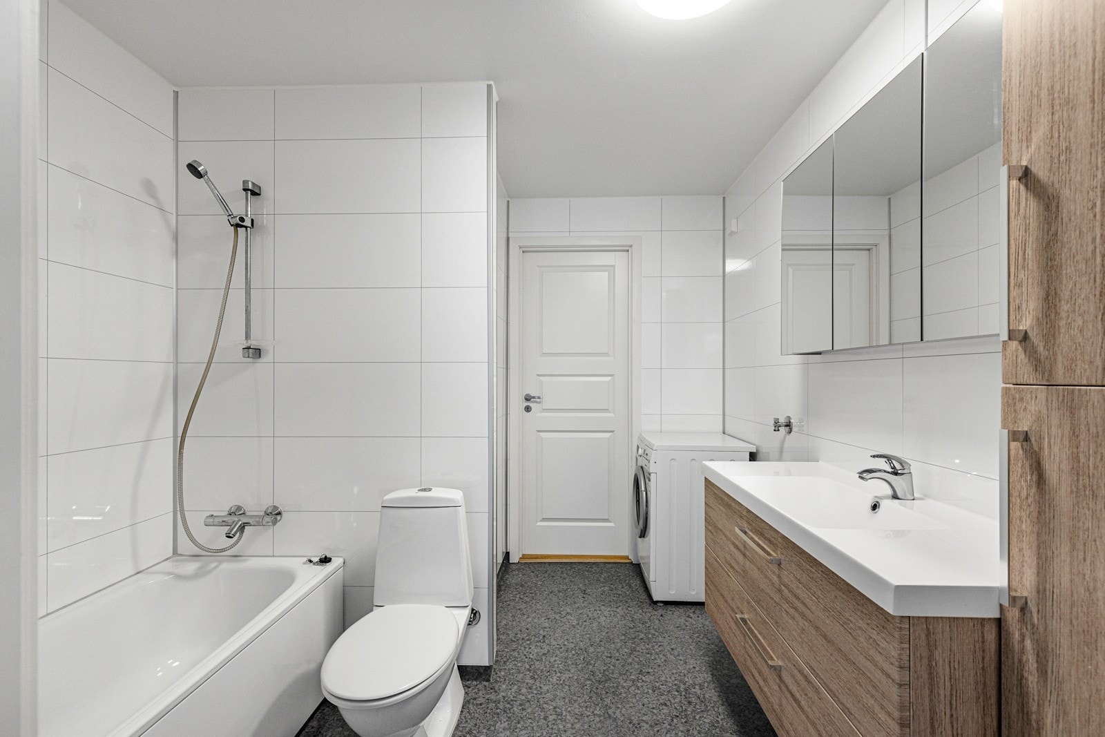 Romslig bad med opplegg for vaskemaskin. Galleribilde