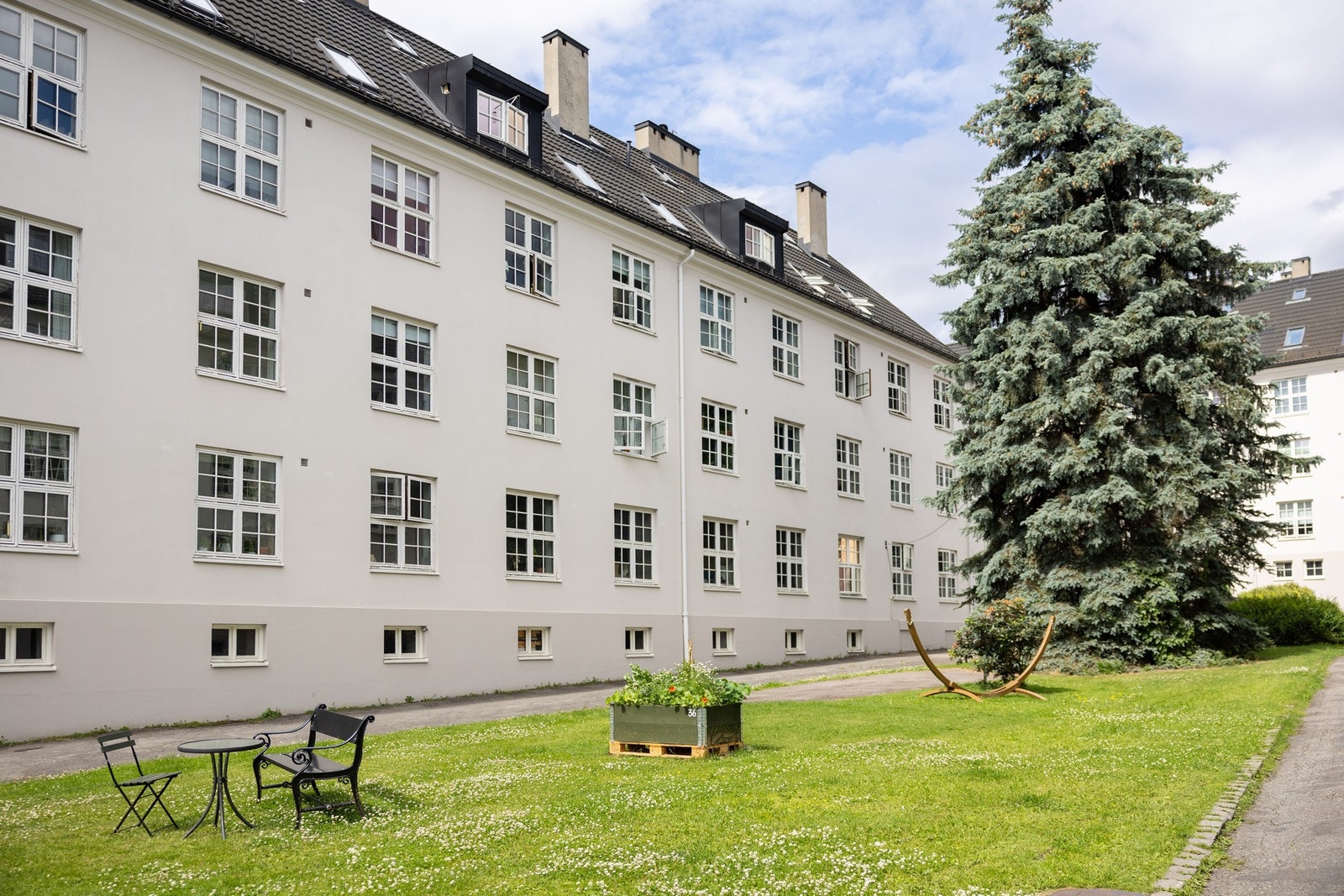 Nydelige fellesområder i borettslaget med parkmessig standard. Galleribilde