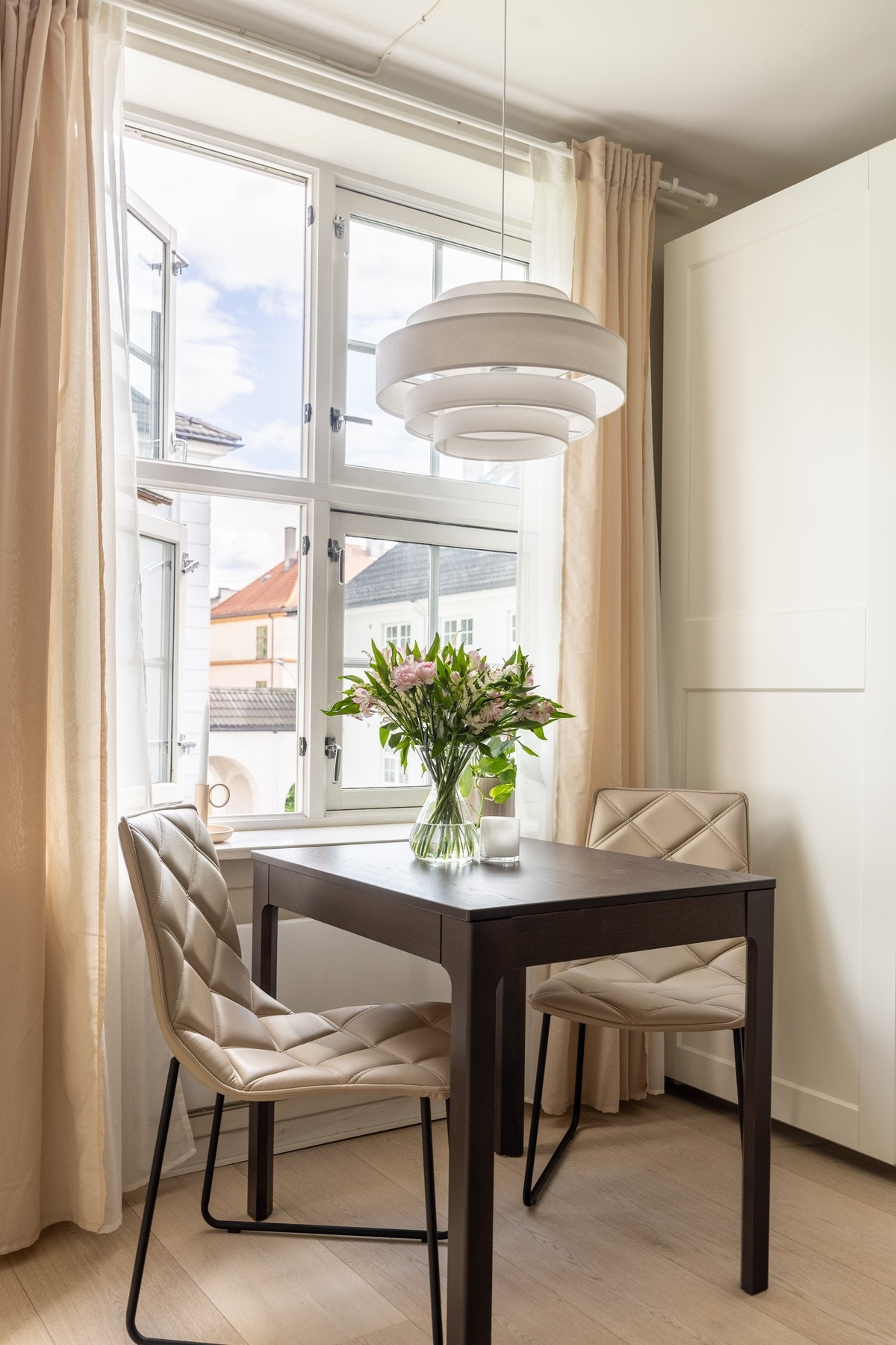 God plass til spisebord ved vinduet. Galleribilde