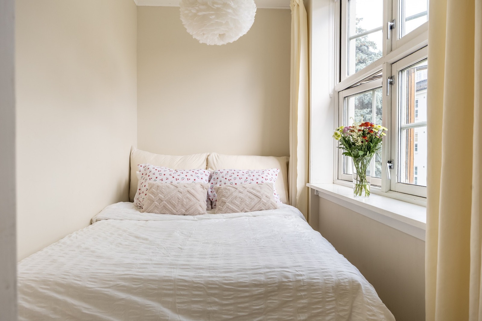 Videre har leiligheten et lyst og pent soverom. Galleribilde