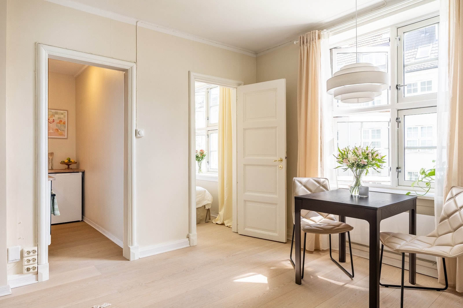 Gulvet er nytt fra 2023 - et slitesterkt kvalitetsgulv med toppsjikt i ekte tre. Galleribilde