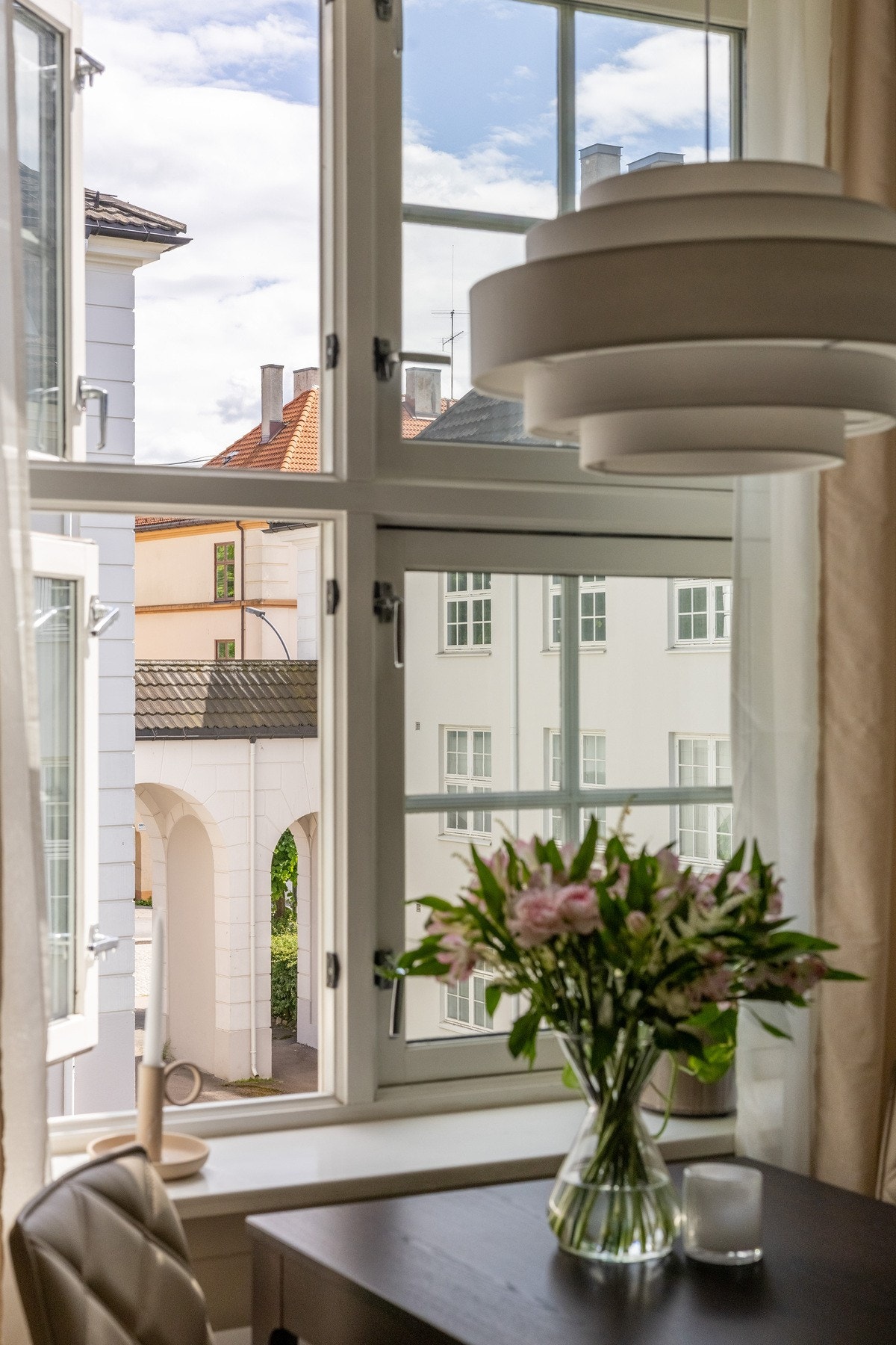 Leiligheten ligger fint til i indre gårdsrom og er skjermet fra sjenerende støy. Galleribilde