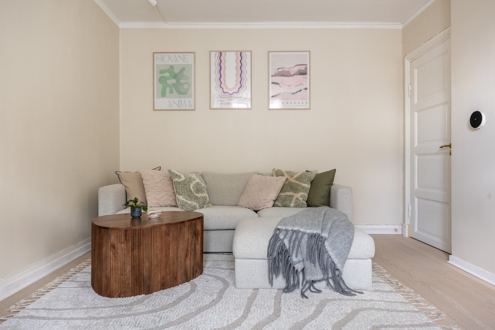 Det er god plass til sofa, bord og tilhørende mediemøblement. Galleribilde