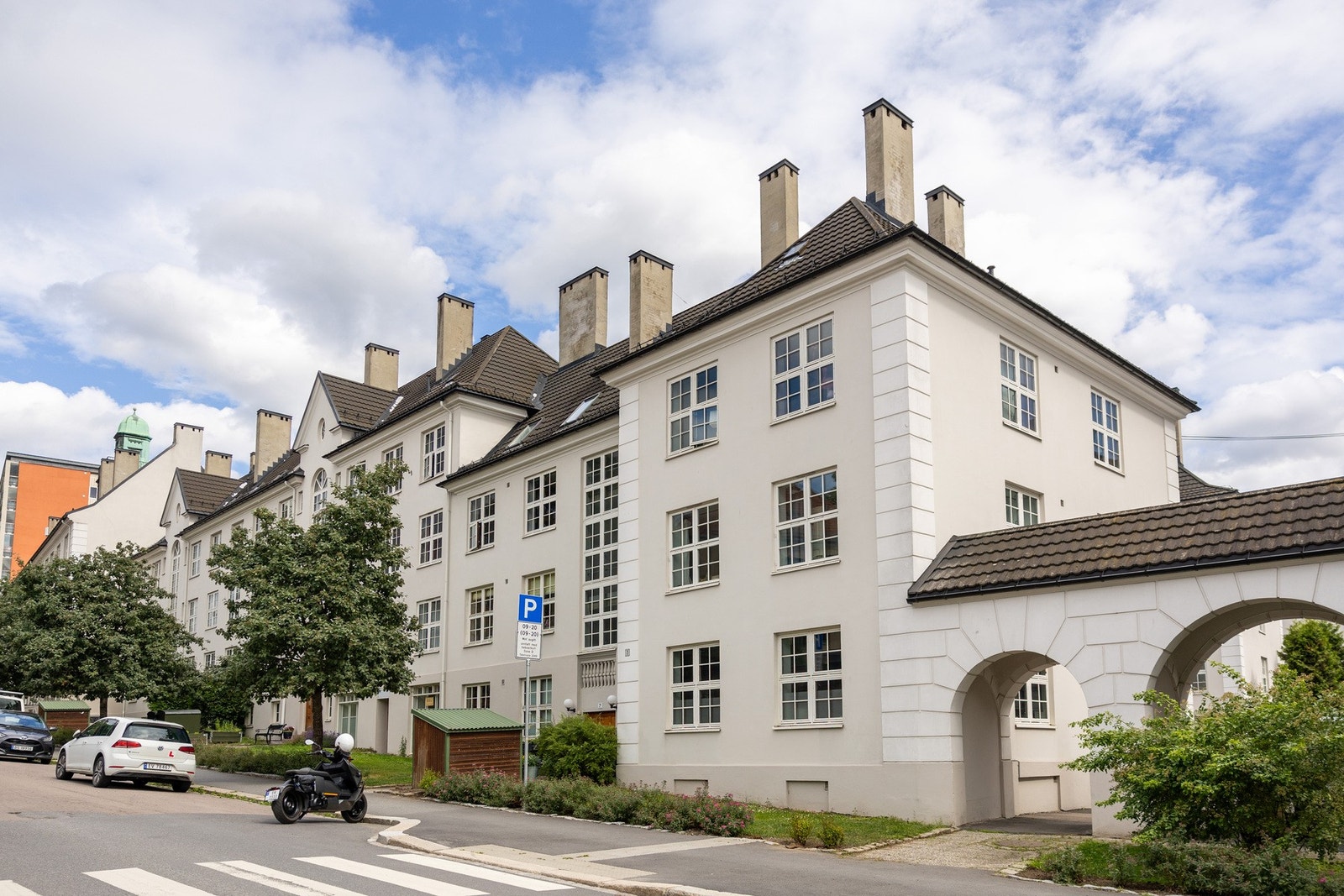 Det ærverdige bygget, tegnet av arkitektene Morgenstierne og Eide, skiller seg tydelig ut fra den vanlige etterkrigsarkitekturen som preger nærområdet. Galleribilde