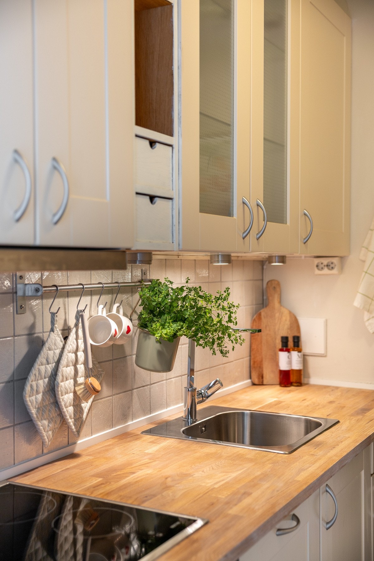 Kjøkkenet har en tidsmessig innredning. Både benkeplate, vask og kran er nytt i 2025. Galleribilde