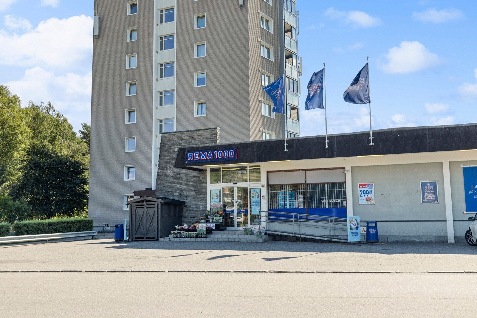 Kort vei fra boligen finnes det flere servicetilbud, deriblant dagligvareforretninger som Bunnpris, Rema 1000, Kiwi og Narvesen. Galleribilde