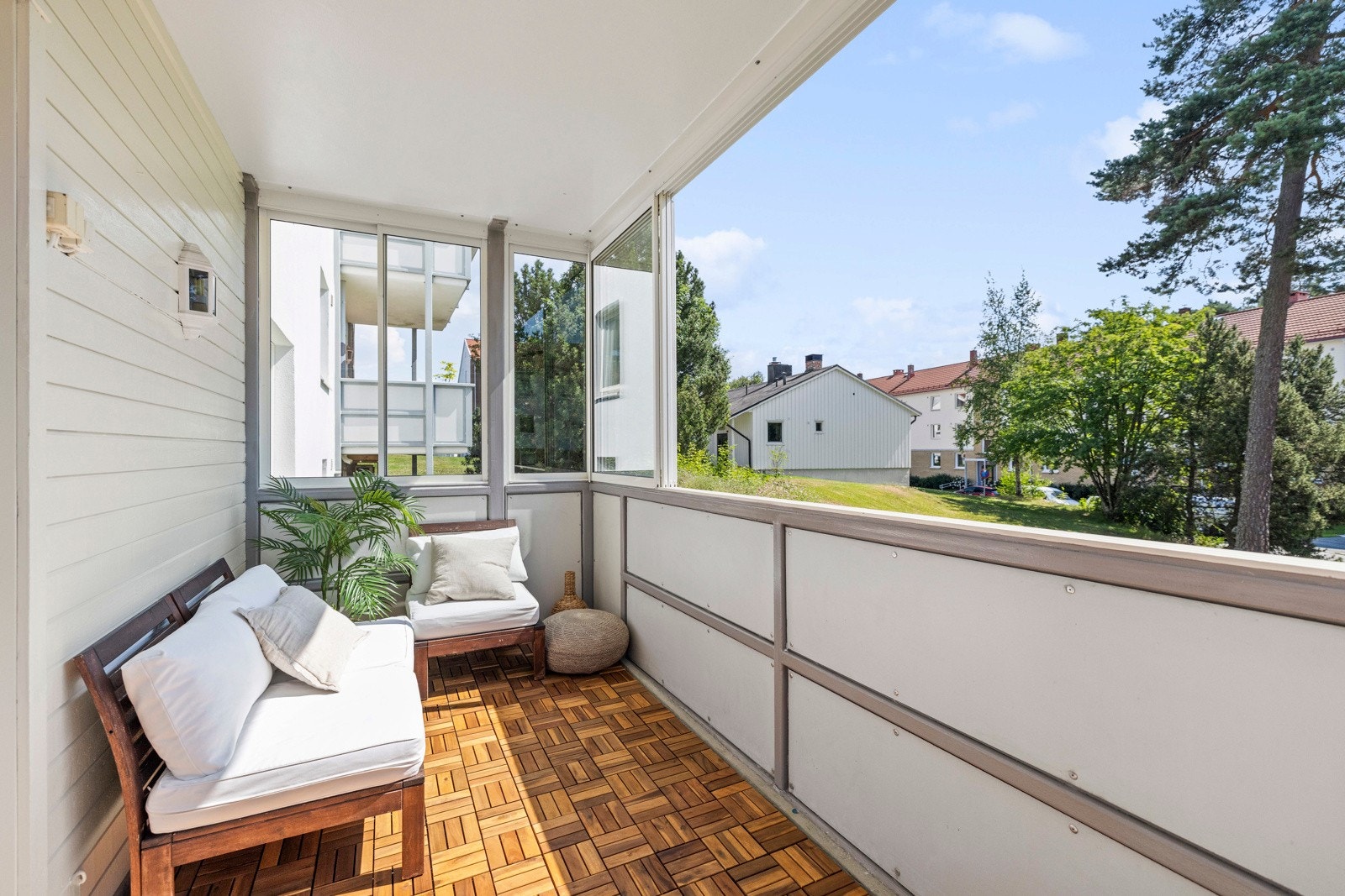 Fra stuen er det utgang til en solrik innglasset balkong som forlenger oppholdsrommet. Galleribilde