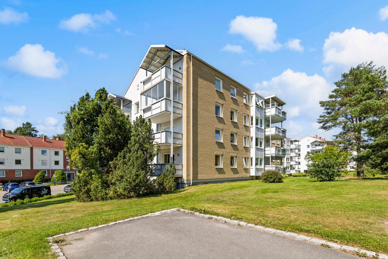Tomten er frodig og velholdt, med store plenarealer som innbyr til både lek, avslapning og uformelle møter mellom naboer. Galleribilde