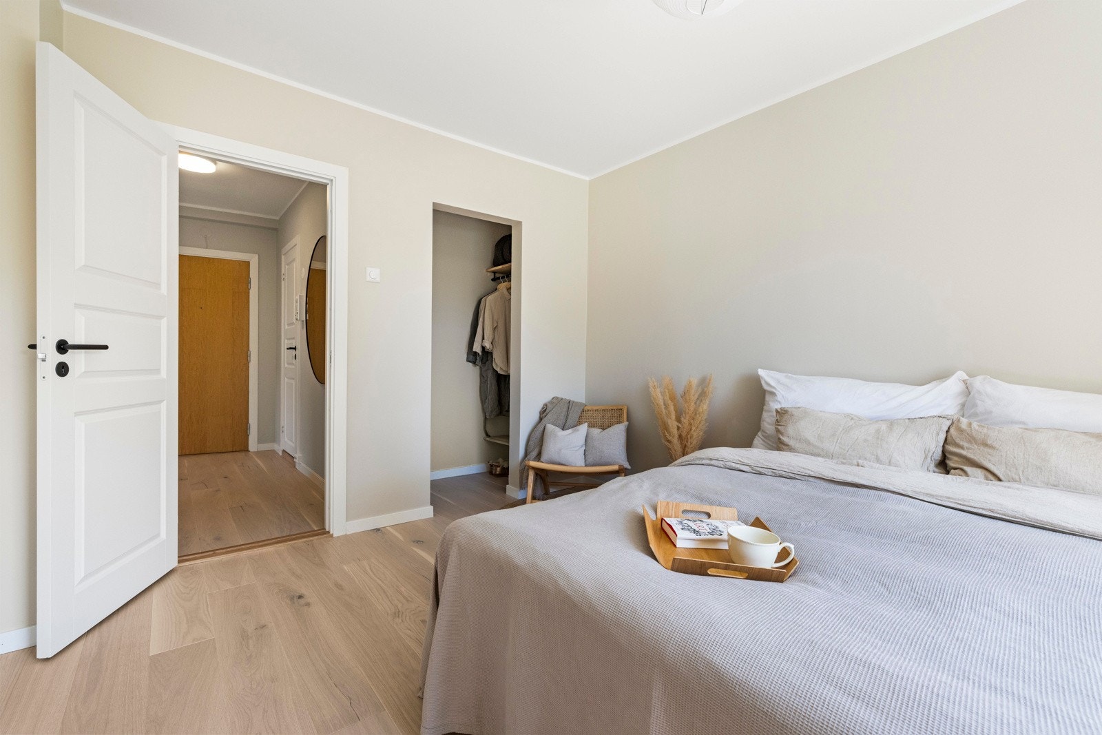 Hovedsoverommet er lyst og luftig, med plass til dobbeltseng, nattbord og ekstra møbler som kommode eller skrivebord. Galleribilde