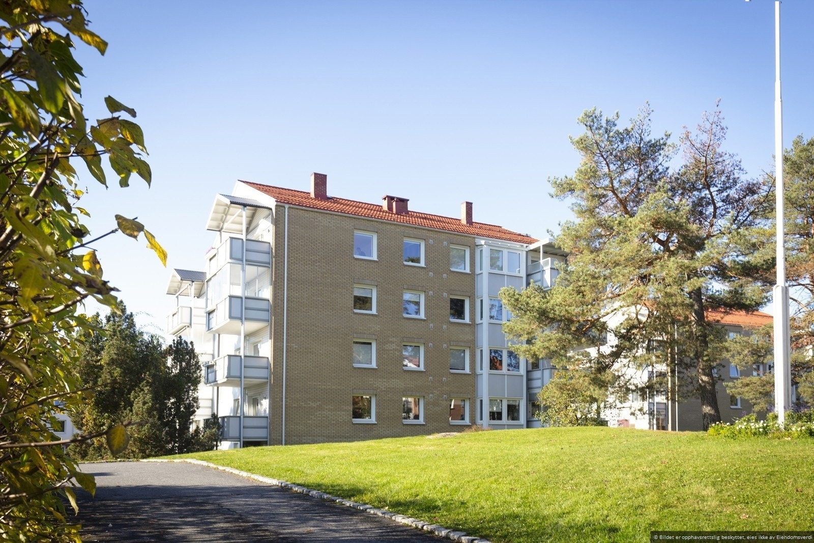 Fasade. Leiligheten ligger i en høy 1.etasje. Galleribilde