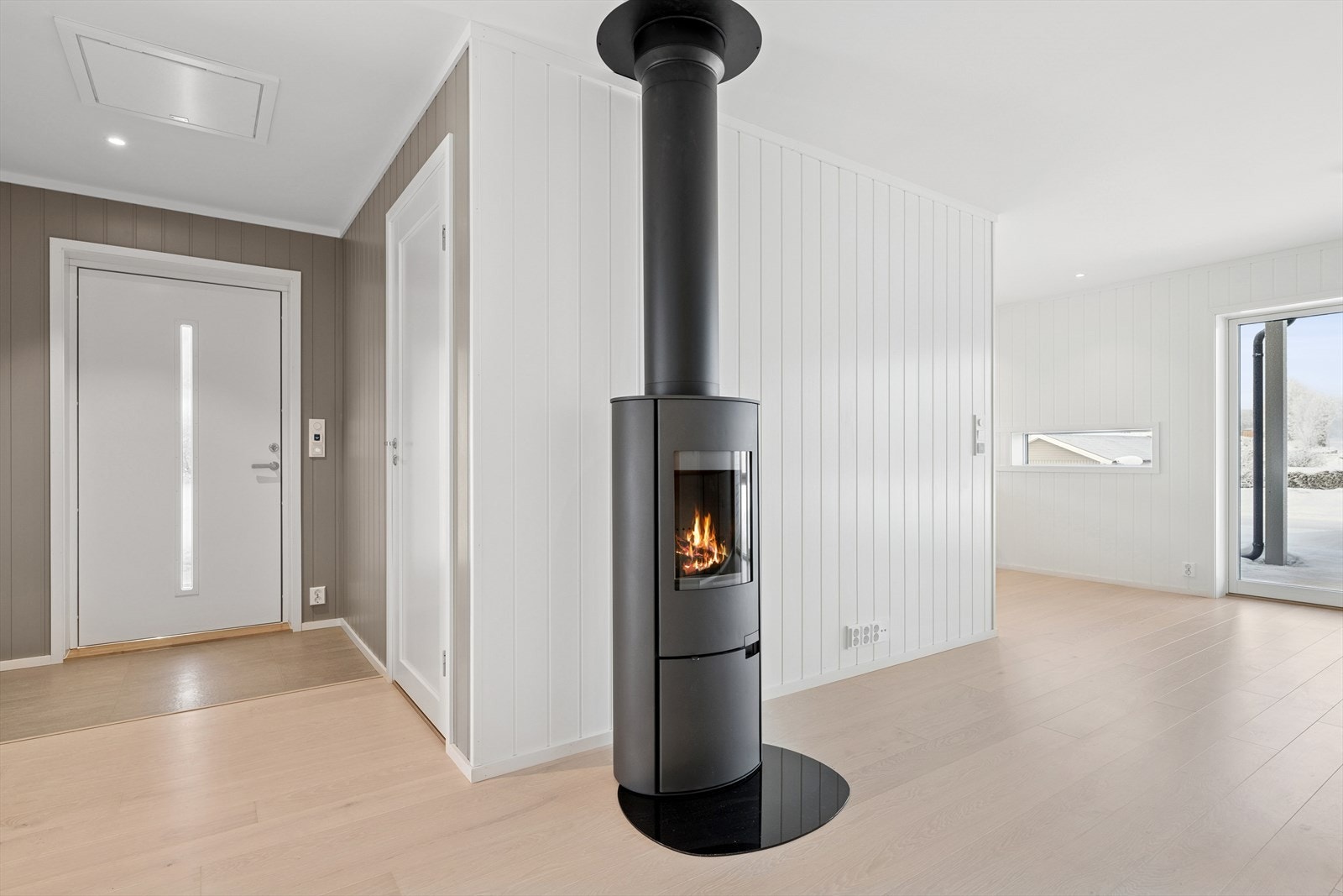 Morderne vedovn er plassert midt i boligen. Galleribilde