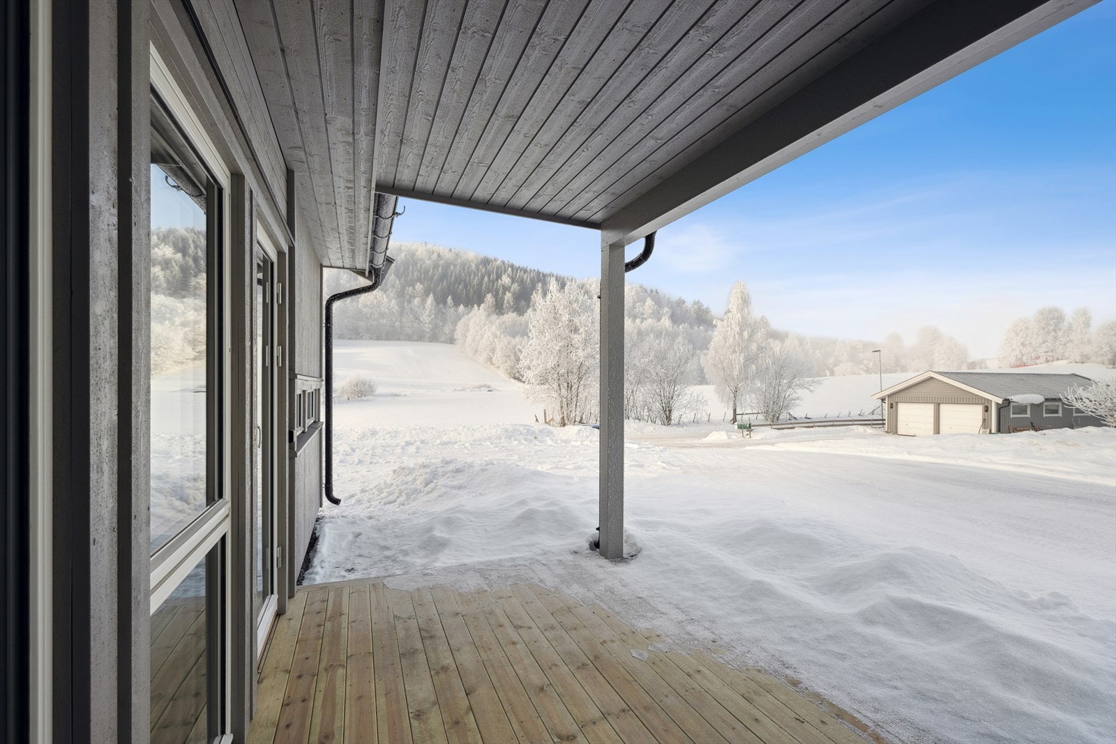 Fra stue/kjøkken har man adkomst til en romslig og overbygd markterrasse. Galleribilde