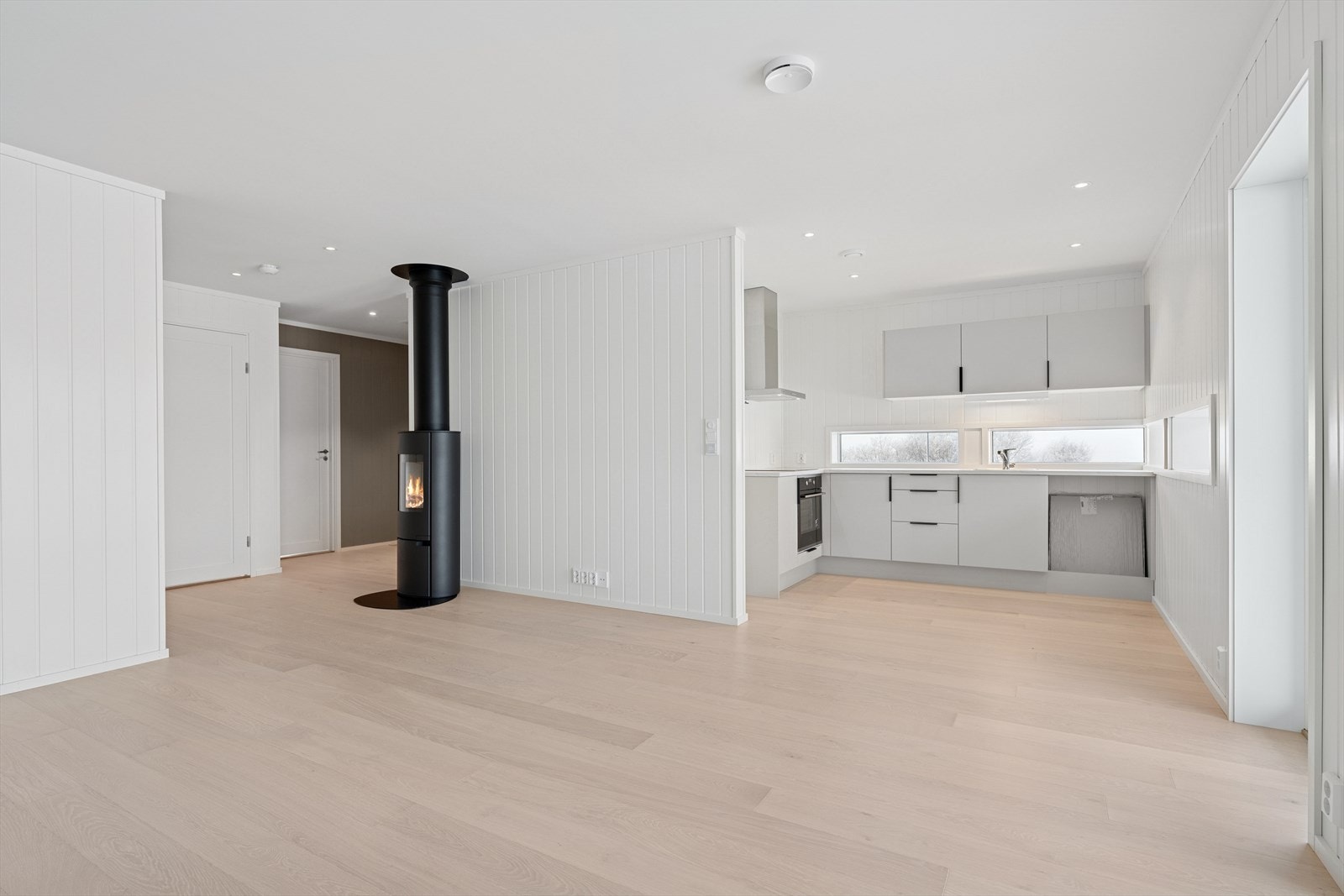 Romslig åpen stue/kjøkken løsning. Galleribilde