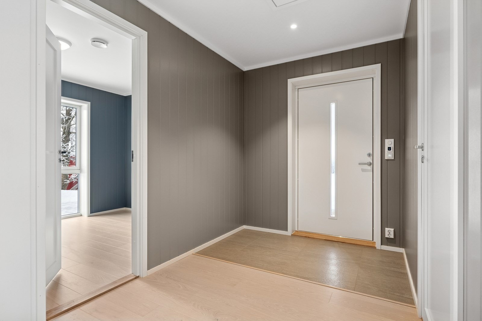 Du ønskes velkommen inn i en innbydende og delvis flislagt gang. Galleribilde