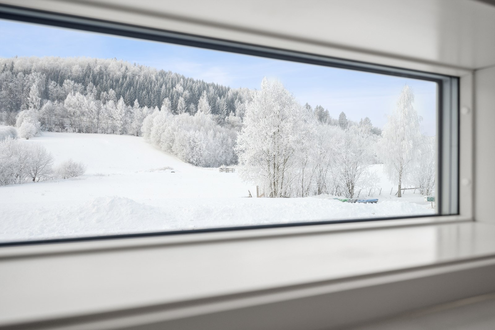 Kjøkkenvinduene byr ikke bare på rikelig med naturlig lysinnslipp, men også en flott utsikt! Galleribilde