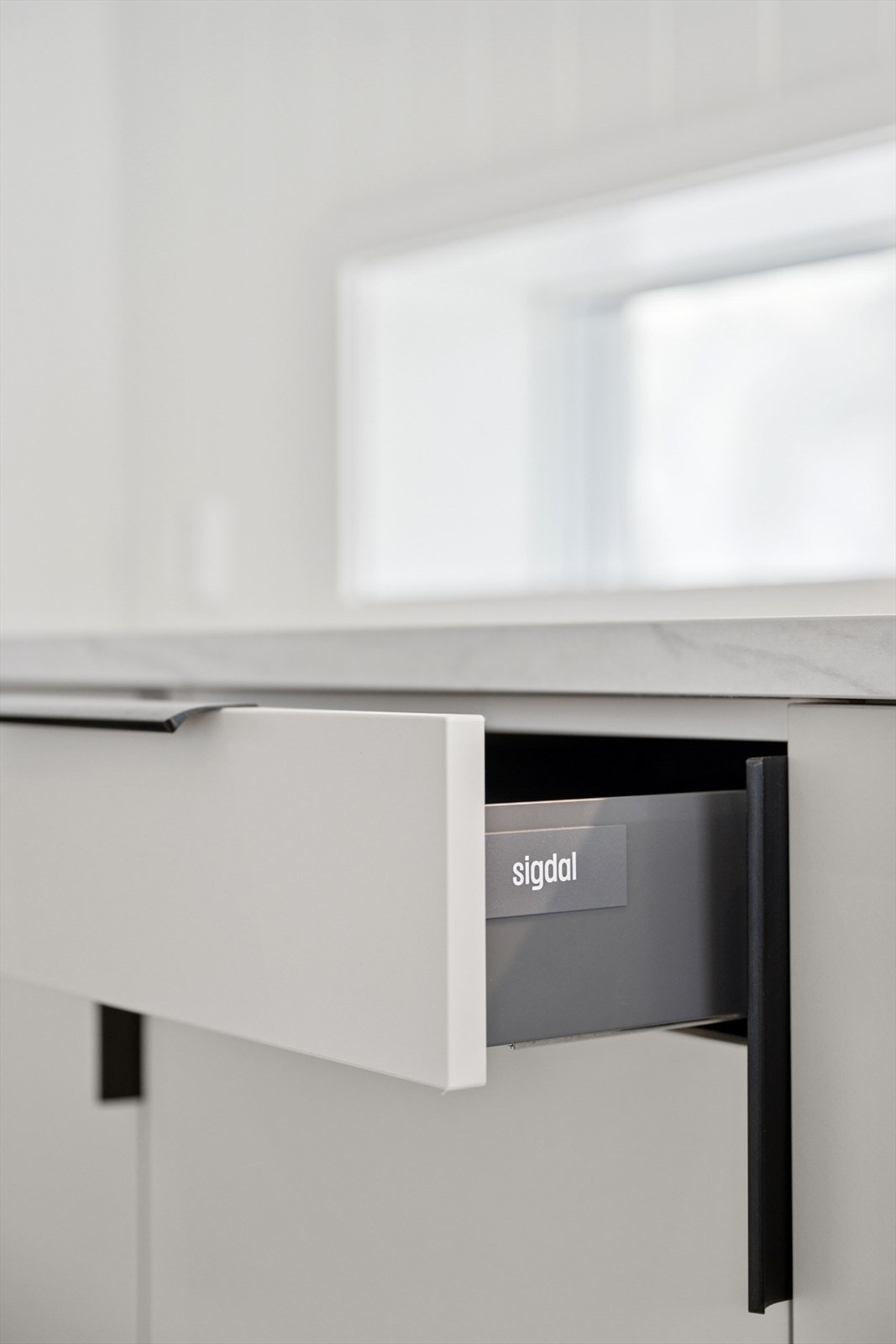 Kjøkken i moderne design, skuffer og skapdører med soft-close. Galleribilde