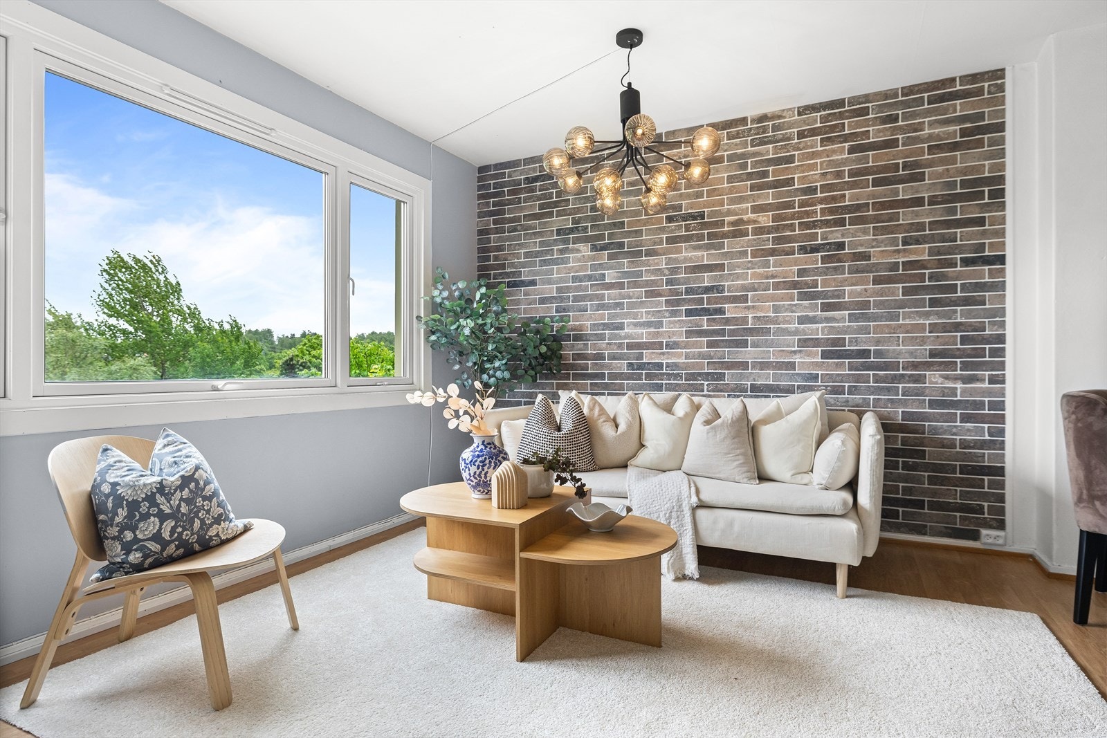 En dekorativ steinvegg ble lagt i 2022 og gir rommet et personlig preg - et flott utgangspunkt for å skape ditt eget drømmehjem. Galleribilde