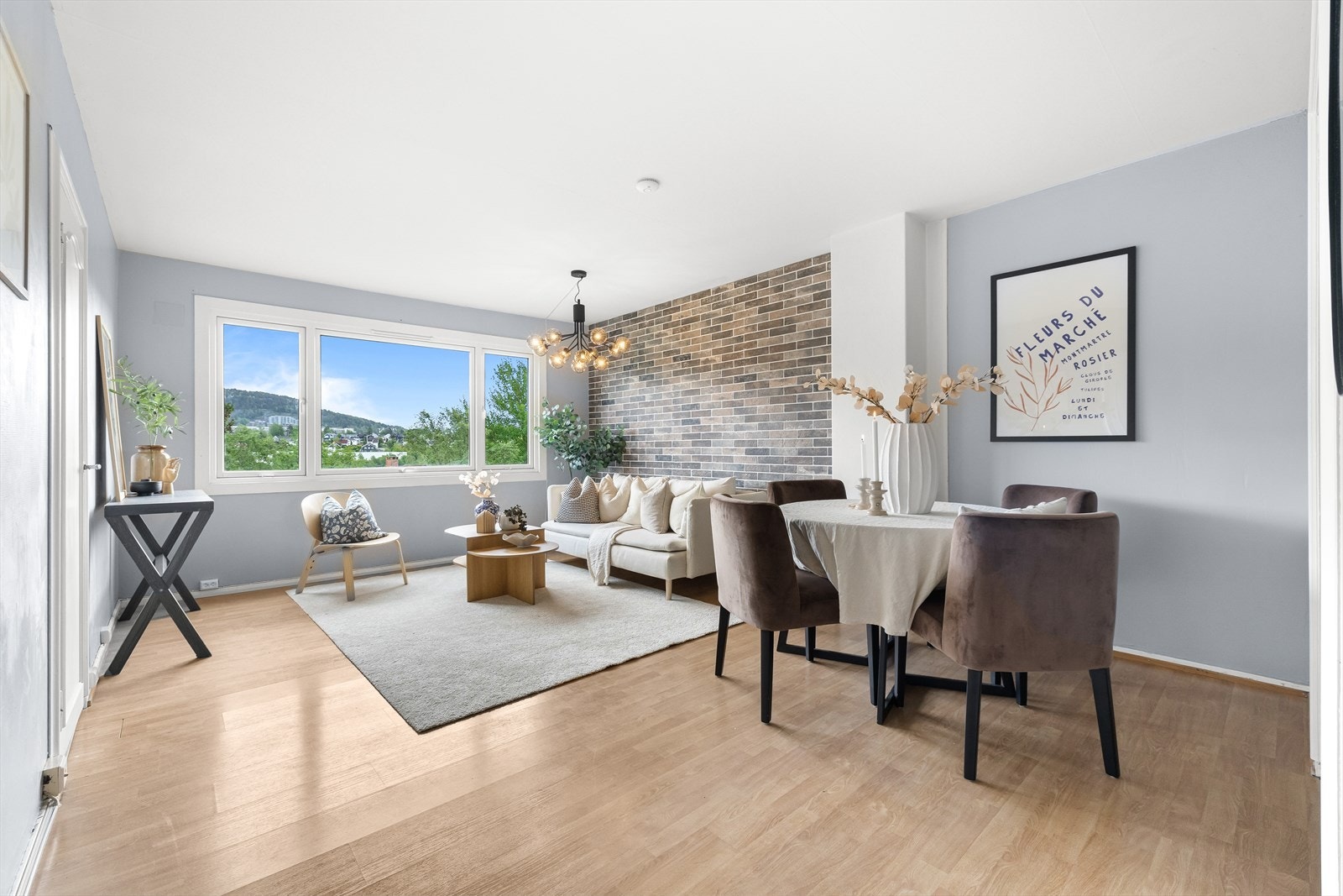 Den åpne planløsningen gir fleksible møbleringsmuligheter, med god plass til sofagruppe, TV-løsning og spisebord med tilhørende stoler. Galleribilde