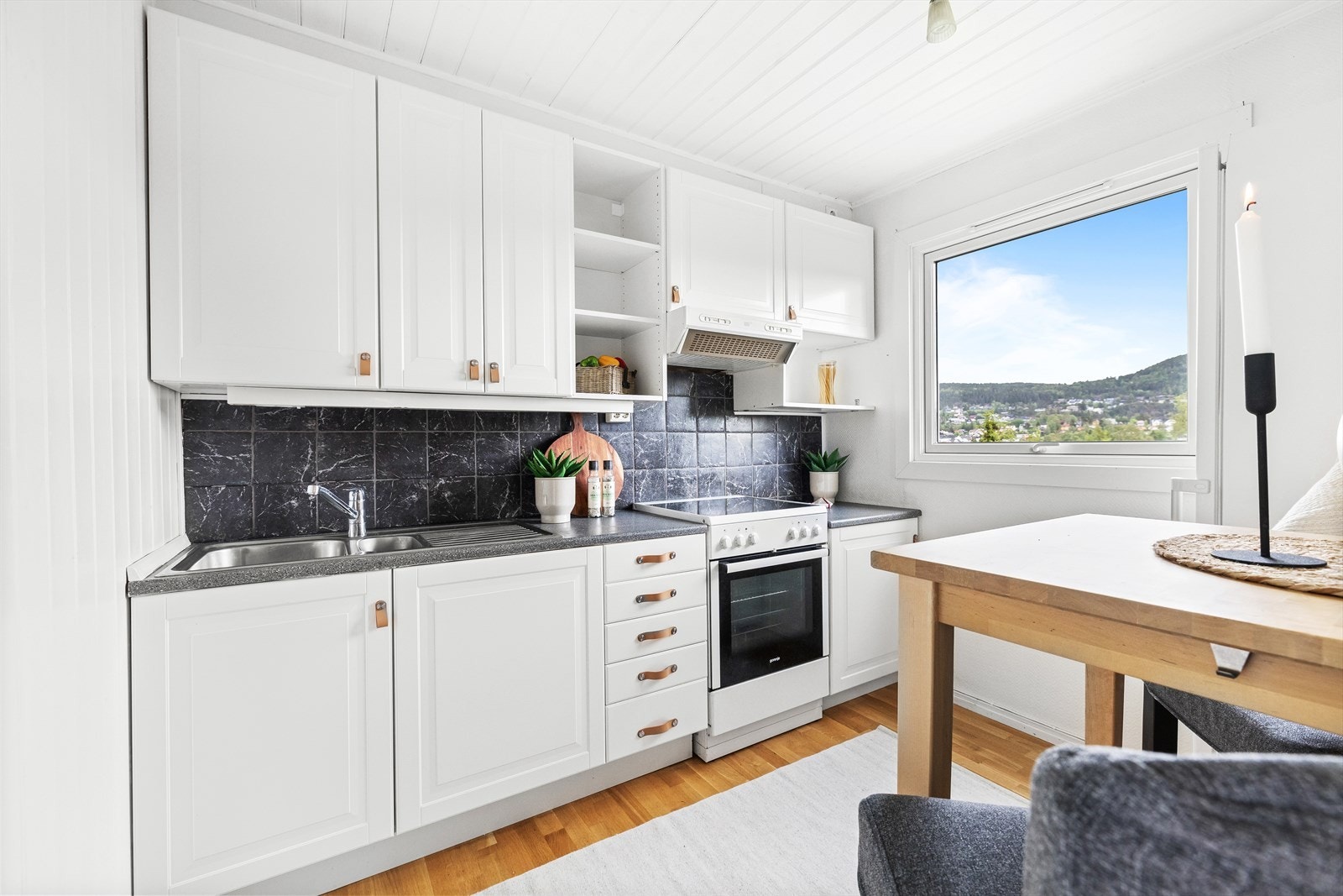 Innredningen har nylig fått nye fronter som gir et rent og tidsriktig uttrykk. Galleribilde