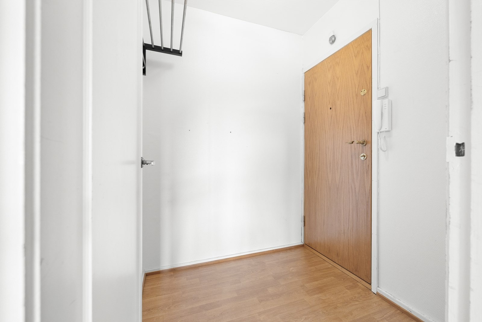 Leiligheten har en romslig entré som gir et godt førsteinntrykk. Her er det god plass til å sette fra seg sko og henge opp yttertøy. Galleribilde