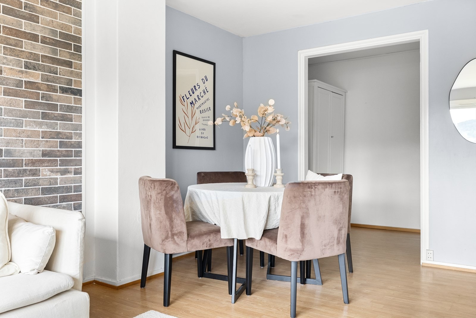 Det er god plass til spisebord i stuen, noe som legger til rette for hyggelige måltider og besøk av gode venner. Galleribilde