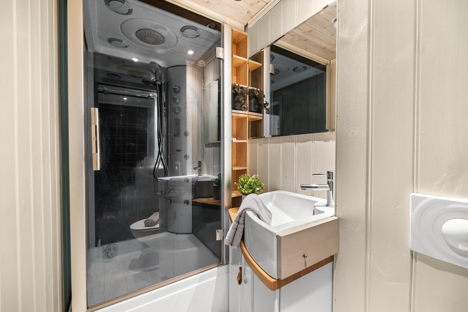 Pent baderom med fliser og panel på vegger, samt flislagt gulv. Galleribilde