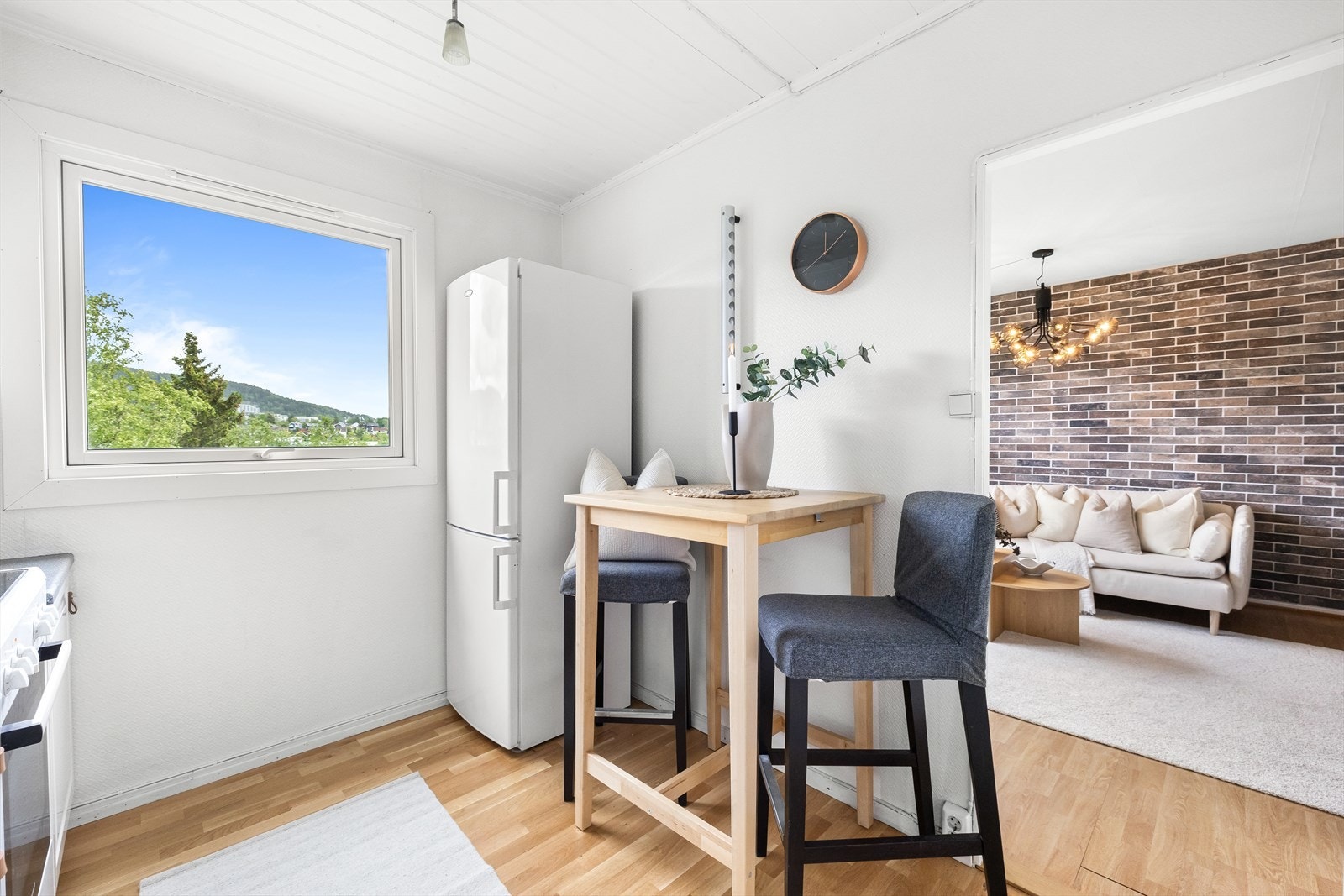 Et stort vindu på kjøkkenet sørger for godt lysinnslipp og en trivelig atmosfære. Galleribilde