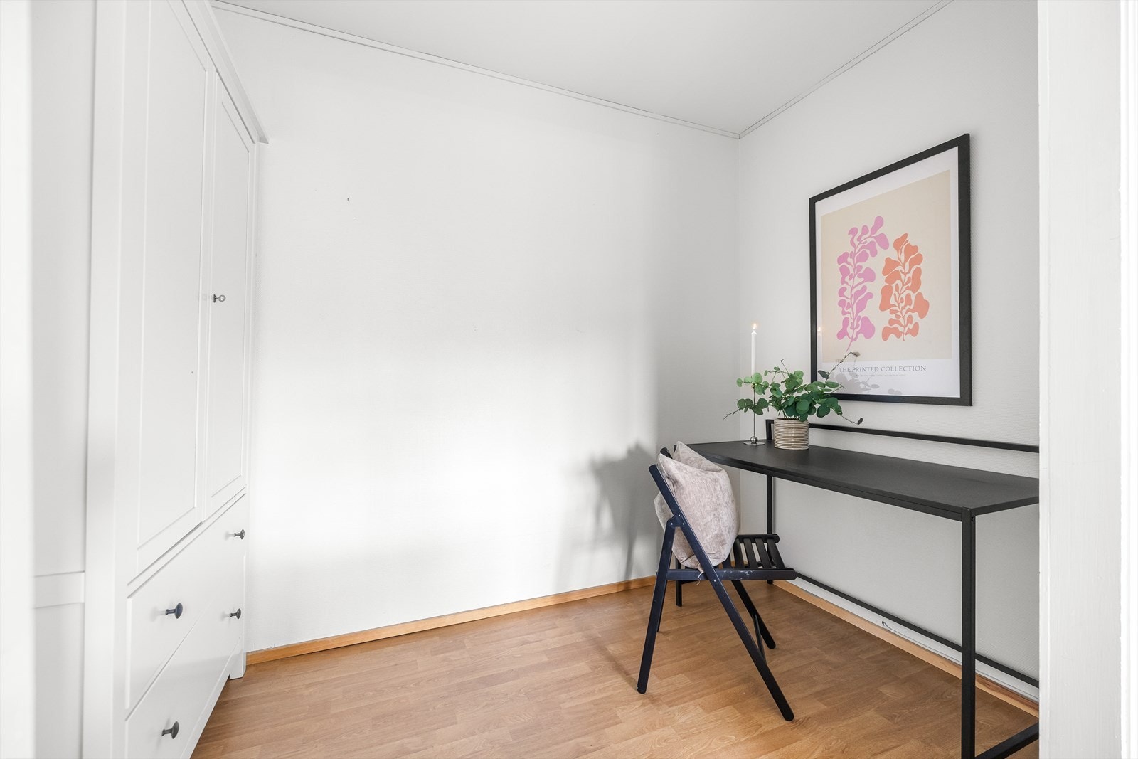 Den praktiske sovealkoven er godt skjermet og gir en privat sone med plass til seng og garderobe. Galleribilde