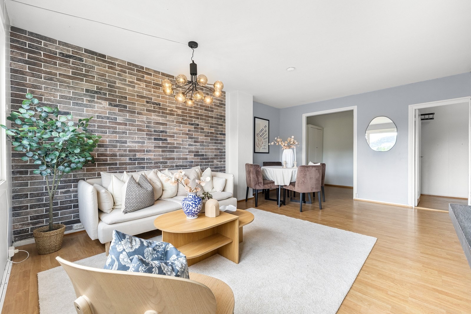 Gulvet er belagt med 3-stavs parkett, og vegg- og takflater er malt i lyse, delikate fargetoner. Galleribilde