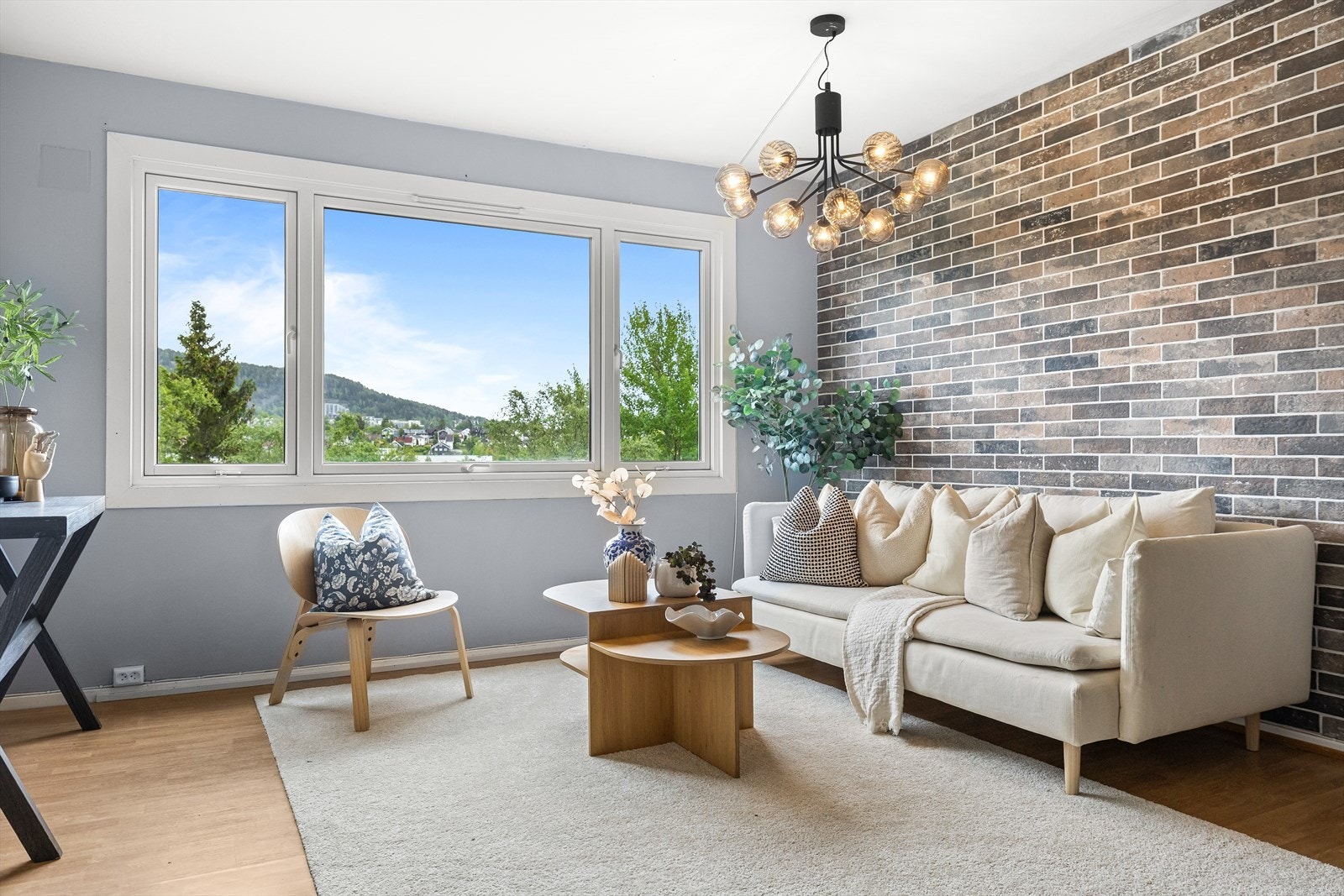 Stuen er lys og luftig, med store vindusflater som slipper inn rikelig med naturlig lys. Galleribilde