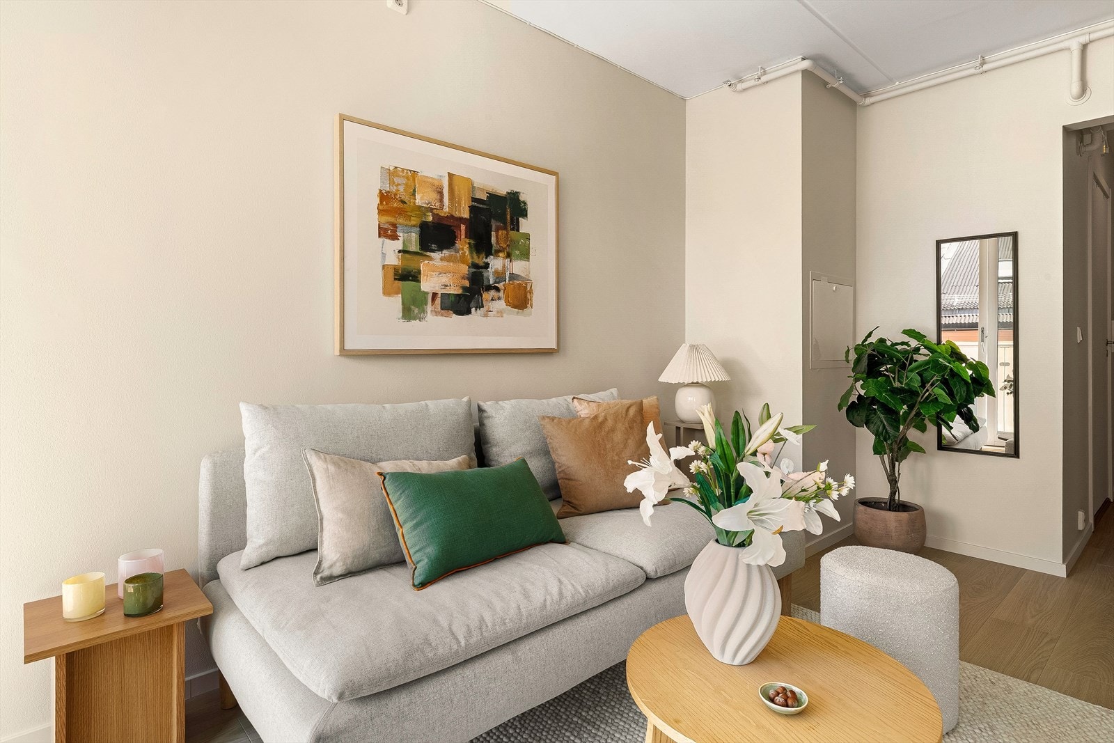 Her kan man innrede med en sofa, stuebord og mediemøbler. Galleribilde