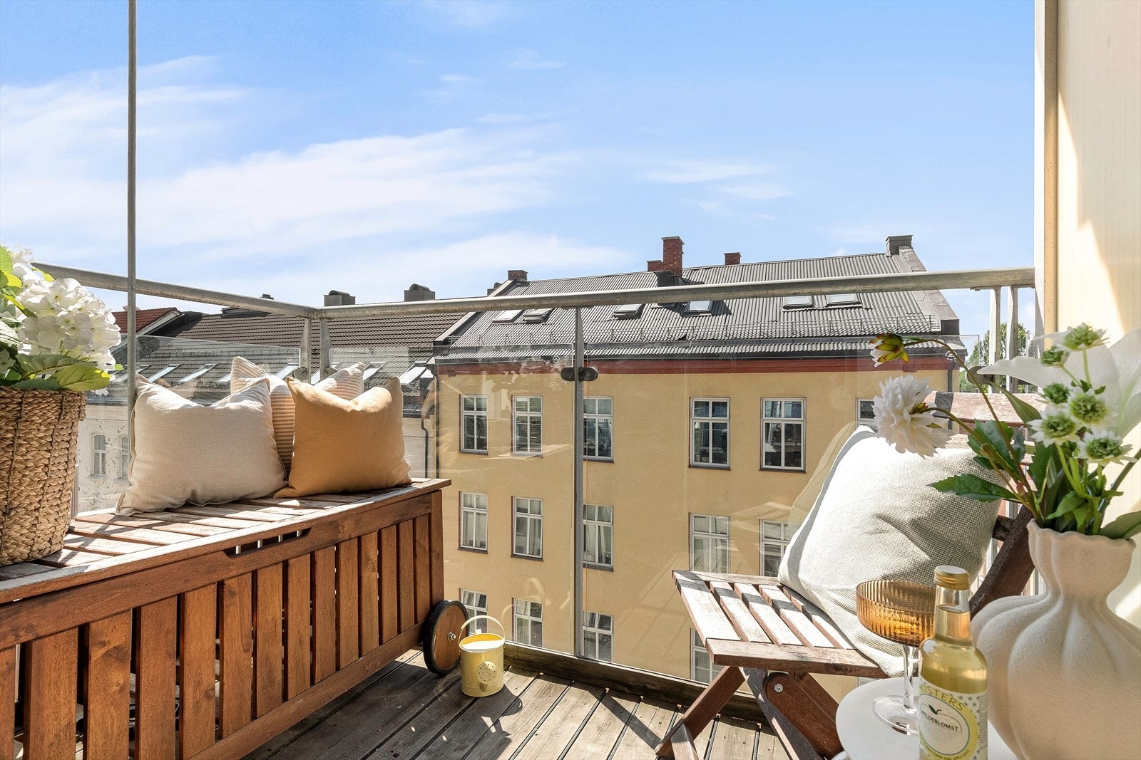 Balkongen gir mulighet for å nyte morgenkaffen utendørs i rolige omgivelser. Galleribilde