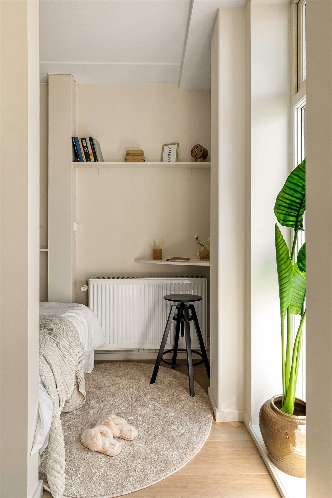 Sone med plassbygd skrivepult eller sminkebord ved vinduet. Galleribilde