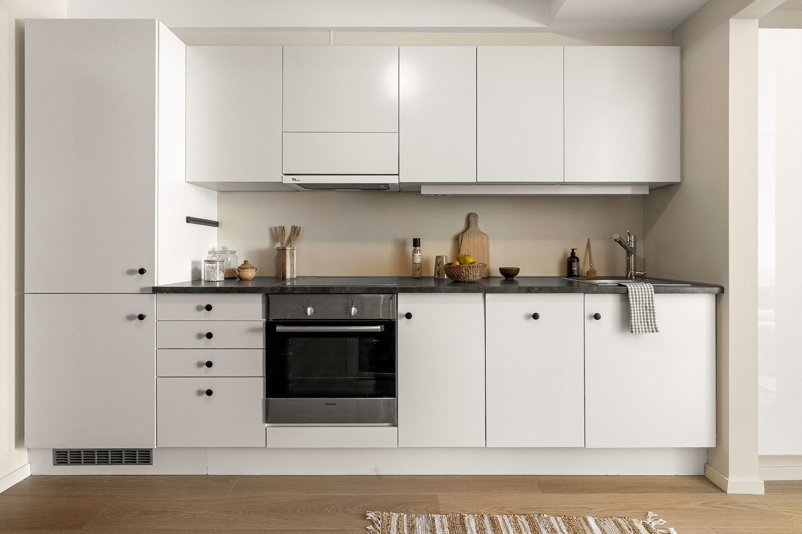 Fullt utstyrt kjøkken med integrerte hvitevarer som stekeovn, platetopp, oppvaskmaskin og kjøleskap/fryser. Galleribilde