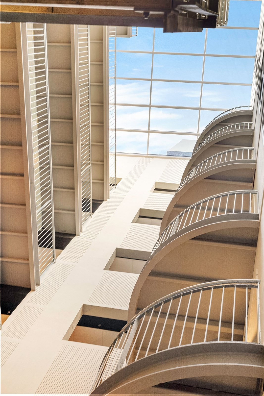 Felles inne-gård med moderne arkitektoniske detaljer og innendørs balkonger. Galleribilde