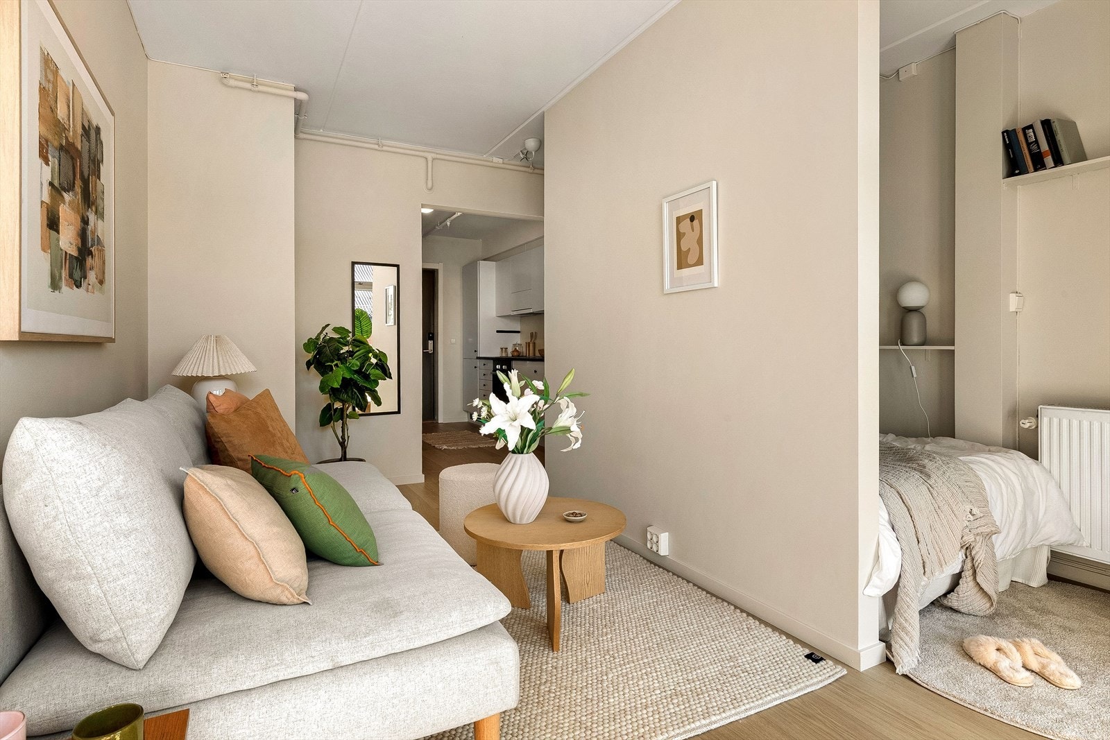 Åpen løsning mellom stue og soverom gir en praktisk planløsning. Galleribilde