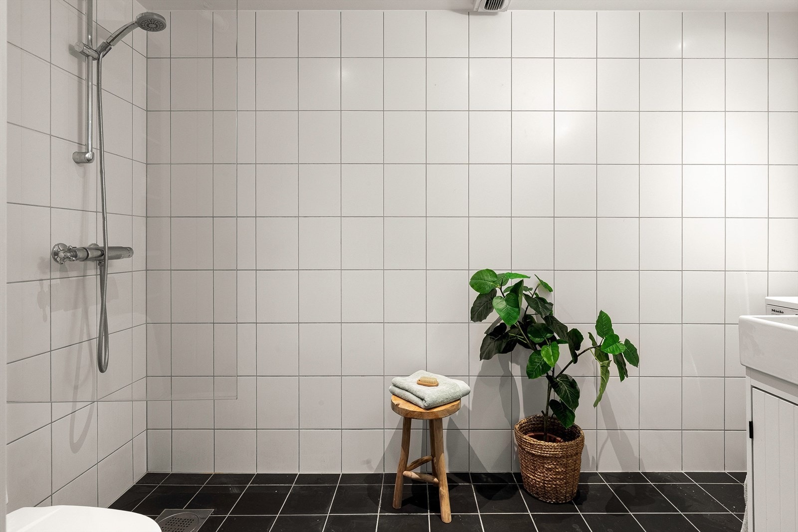 Pent flislagt baderom med behagelige varmekabler i gulvet. Galleribilde