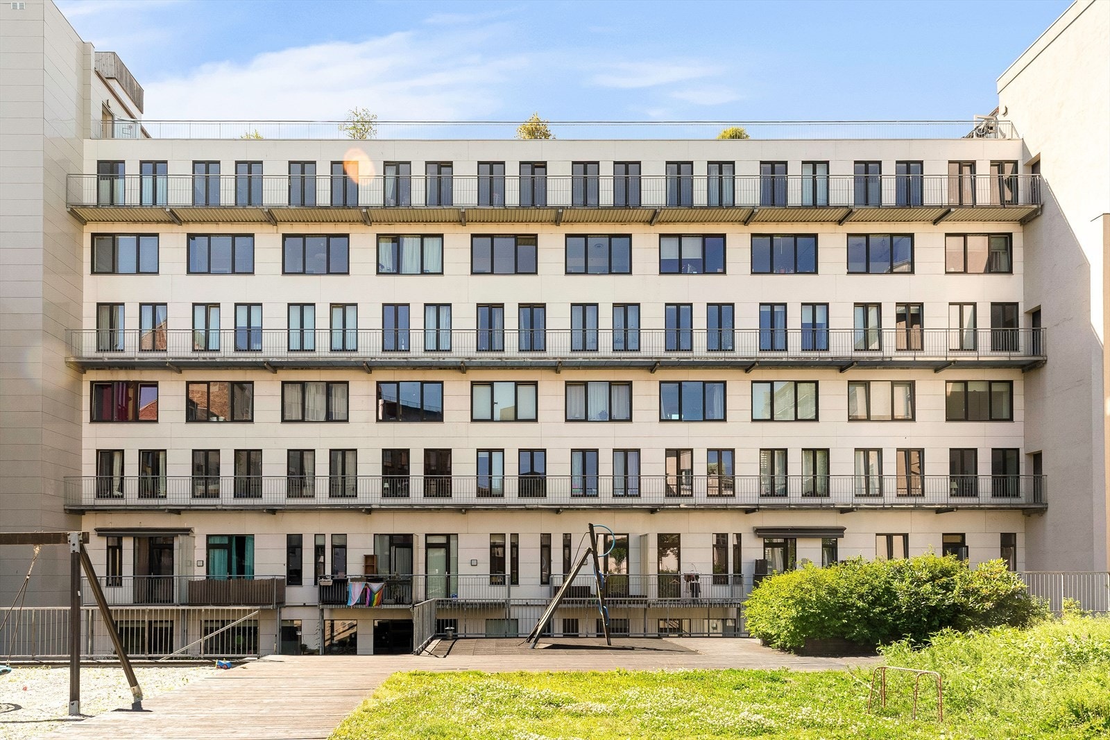 Store grøntarealer og sosiale soner i bakgården gir et innbydende nærmiljø. Galleribilde